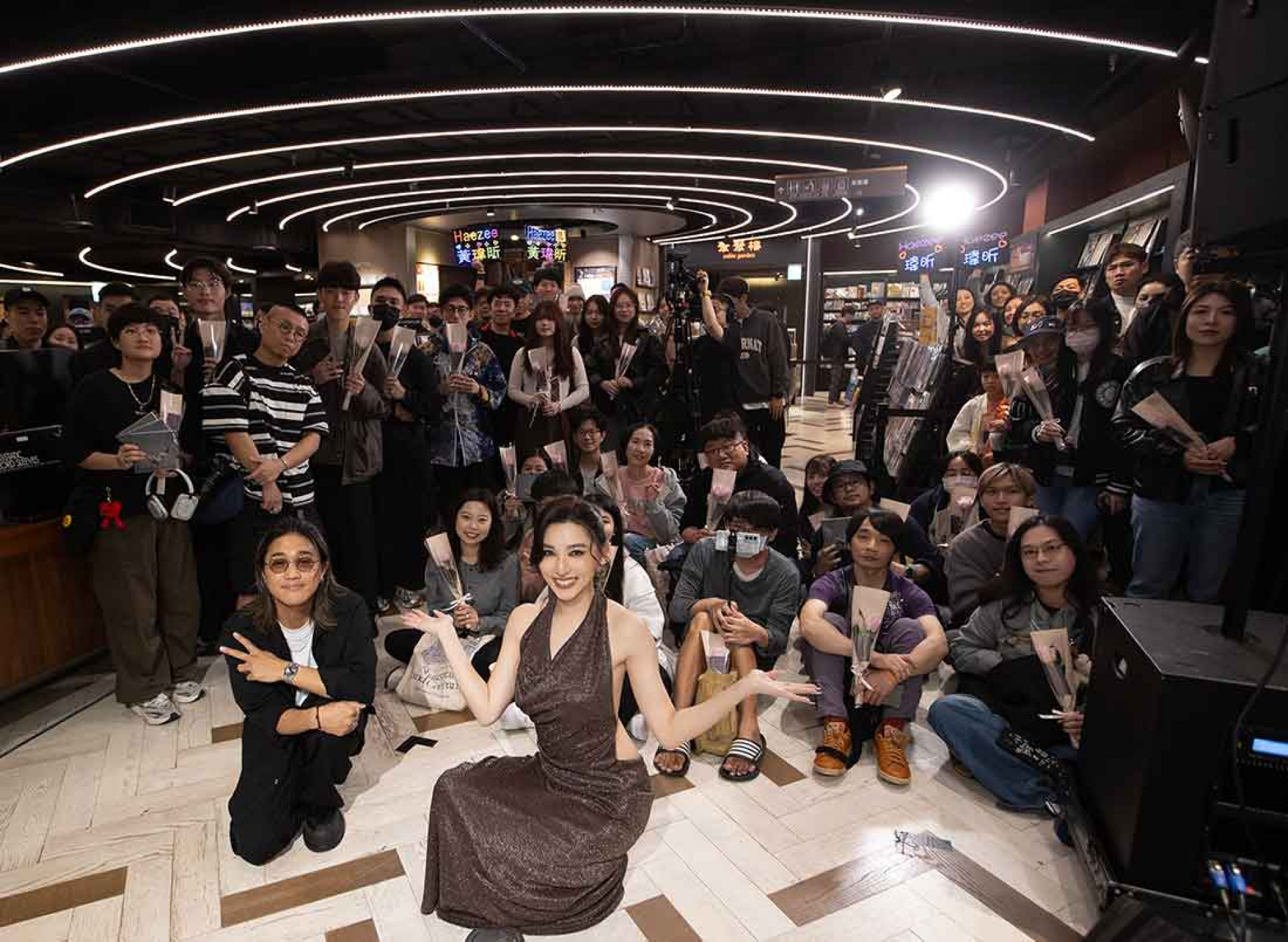 與全場粉絲合拍甜蜜情歌〈猜不透愛你的理由〉MV