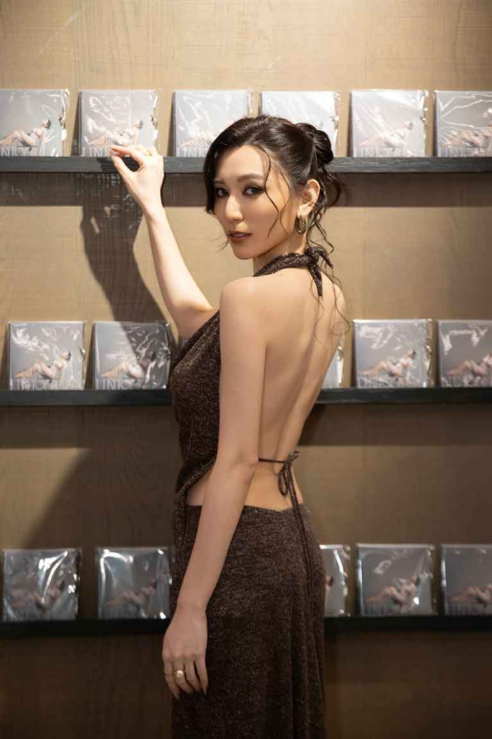 Haezee黃瑋昕開春舉辦音樂會與歌迷近距離聚會,以性感露背絕美造型登場