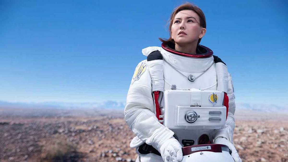 「天后」孫燕姿開年強勢力作 全新姿態單曲〈飛瀑而下〉 在失速的邊界裡彼此相擁 牢牢接住自己