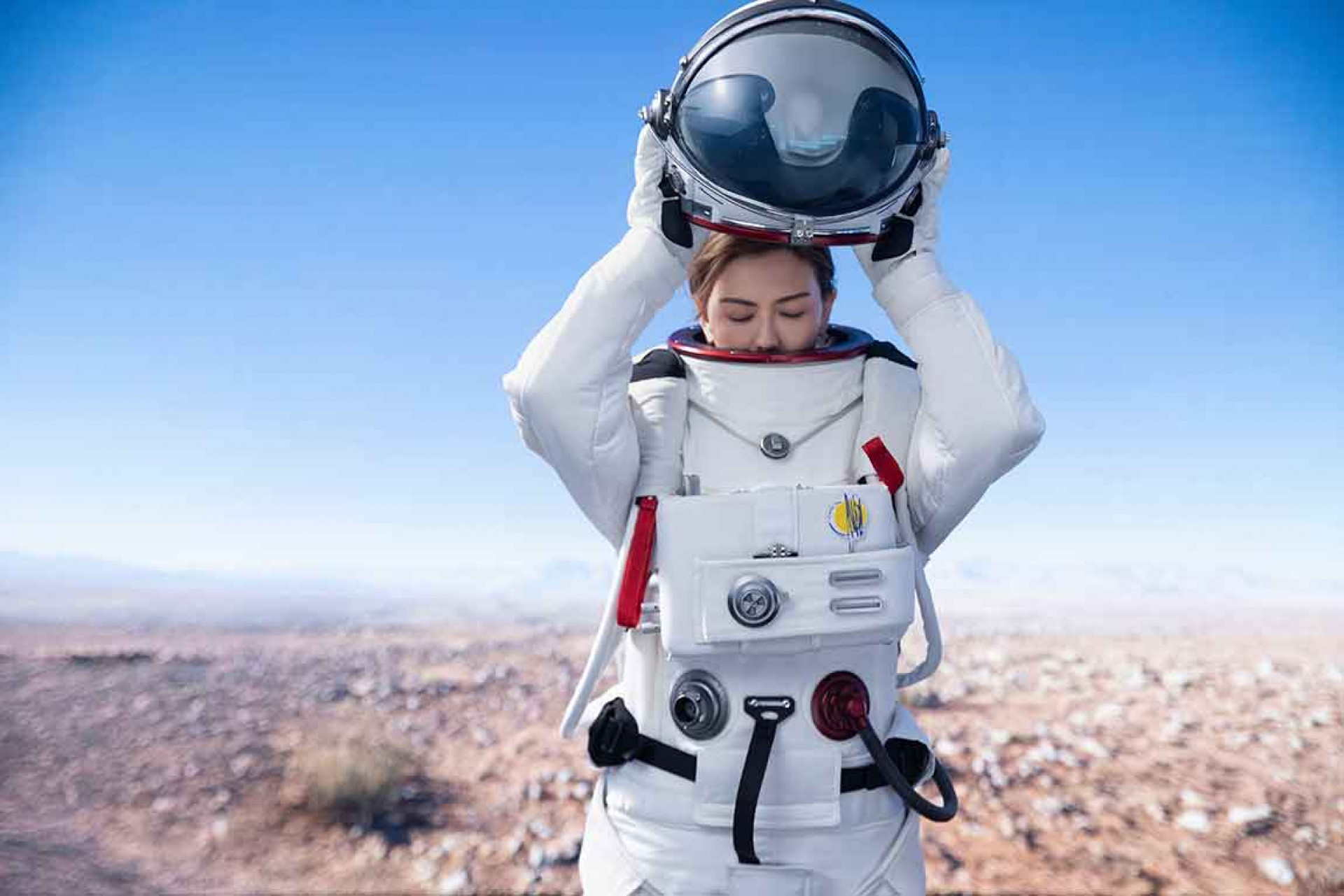 燕姿化身在無重力宇宙的太空人 降落之際始終要堅定的相信