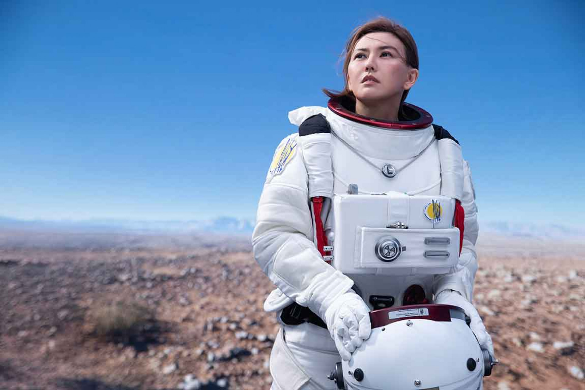 在〈飛瀑而下〉失速的邊界裡 我們彼此相擁 更要牢牢接住自己