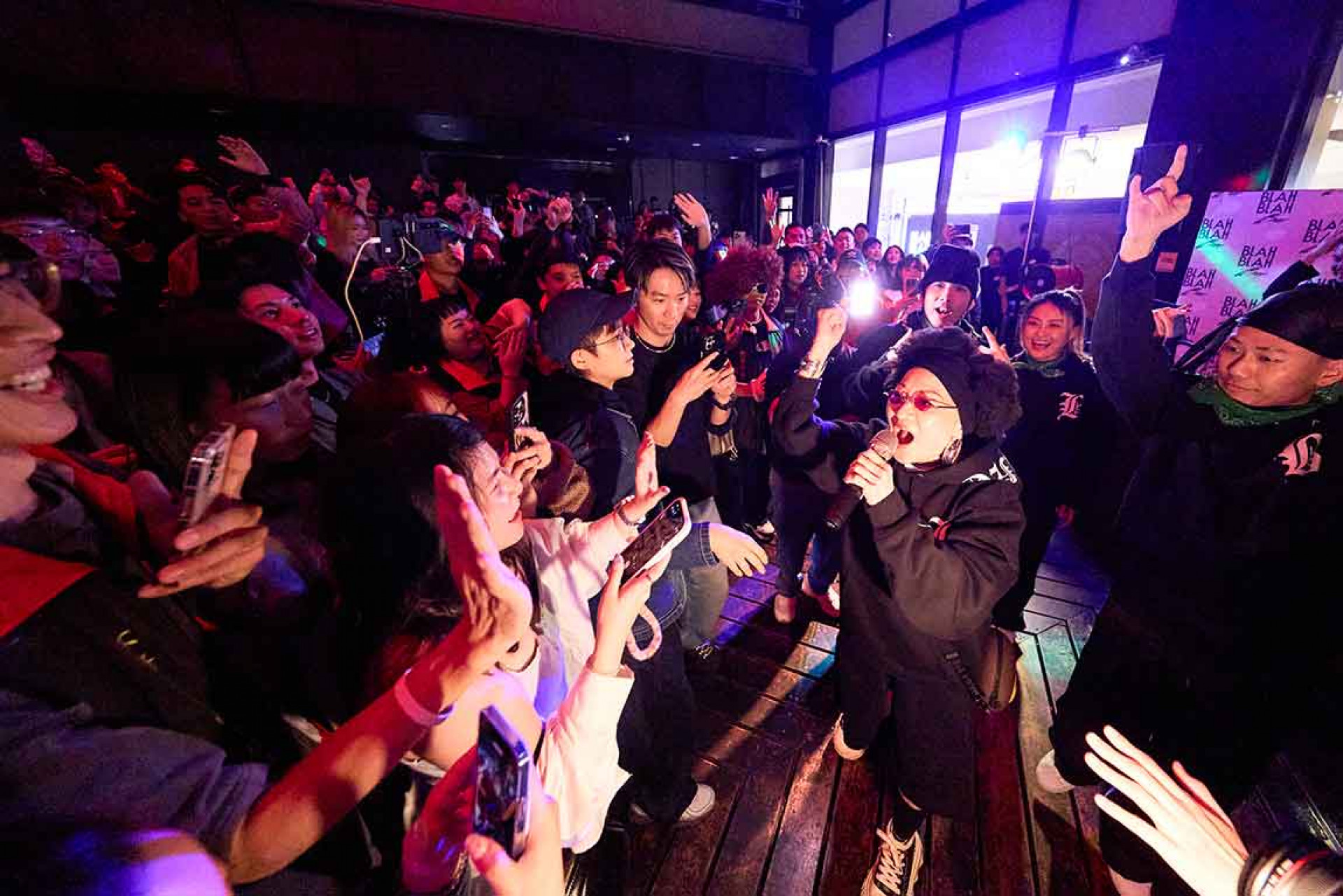 夜店快閃 女王氣場全開 炸翻現場年輕人