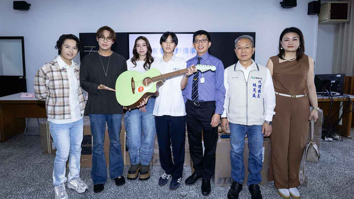 告五人回母校捐樂器圓學弟妹音樂夢 與熱音社驚喜合唱〈你要不要吃哈密瓜〉掀暴動