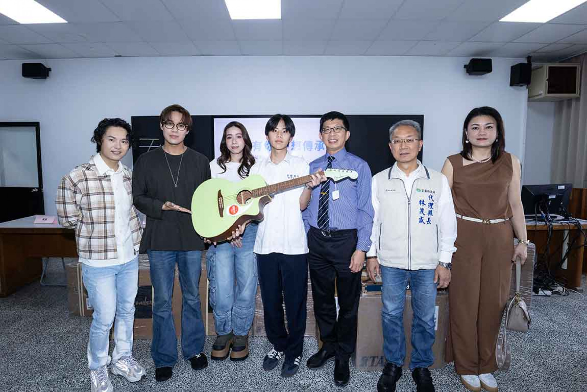 告五人回母校捐樂器圓學弟妹音樂夢,暖心預告盼設立獎學金。(相信音樂提供)