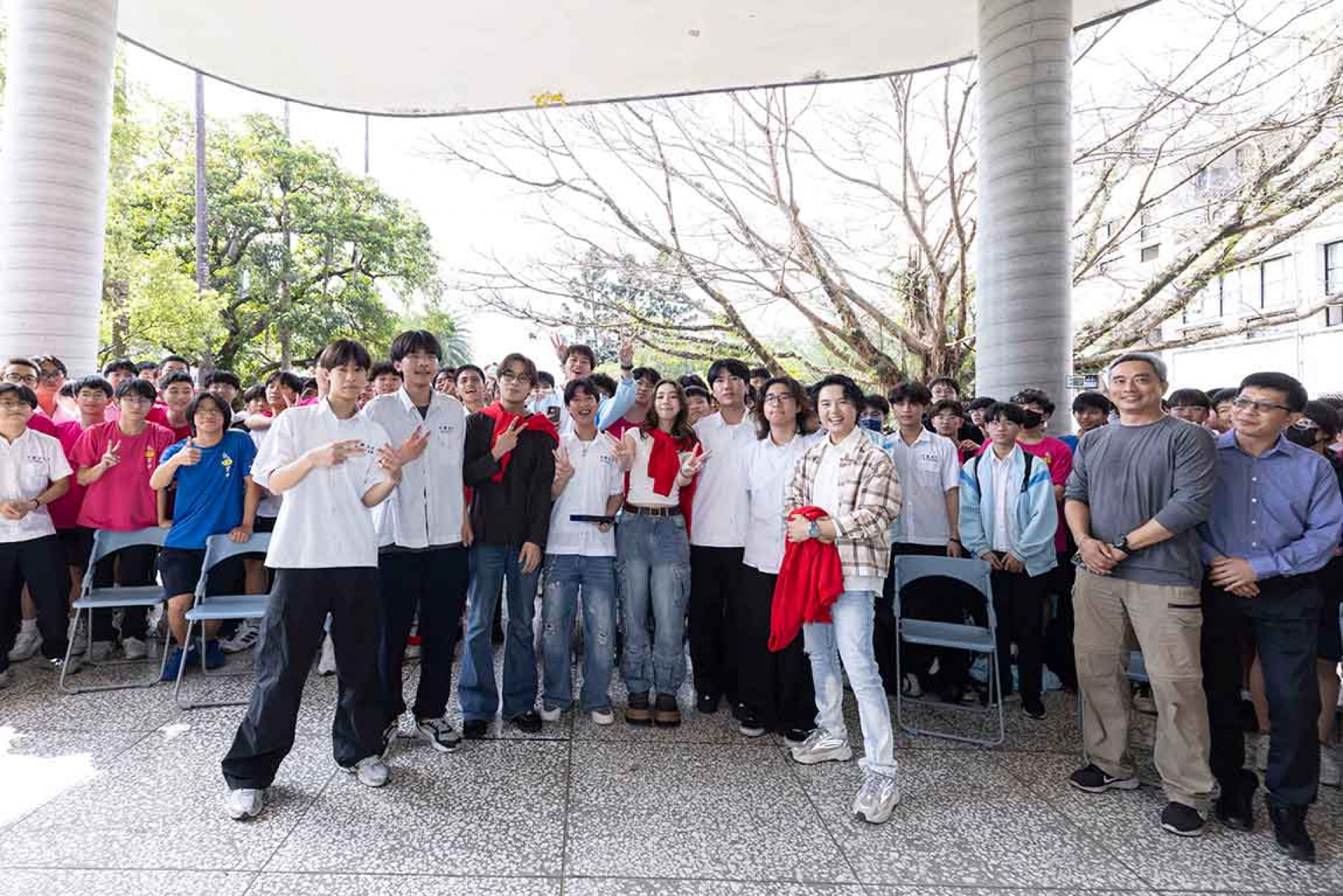 超人氣-Z-世代天團告五人把母校當自己家，與熱音社驚喜合唱〈你要不要吃哈密瓜〉掀暴動。（相信音樂提供）