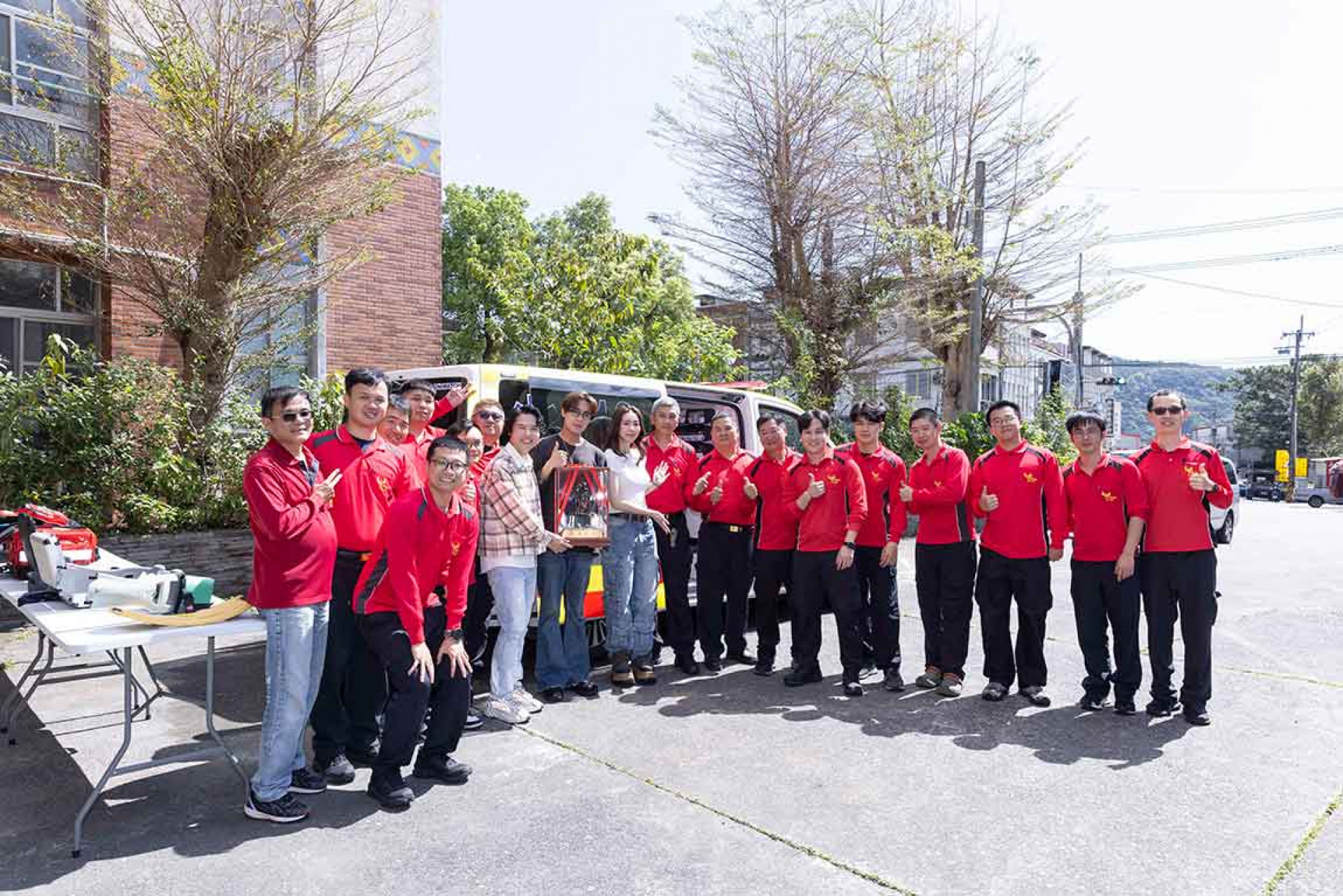 告五人昨日特別前往消防局致意，感謝消防人員長期守護鄉親安全。（相信音樂提供）