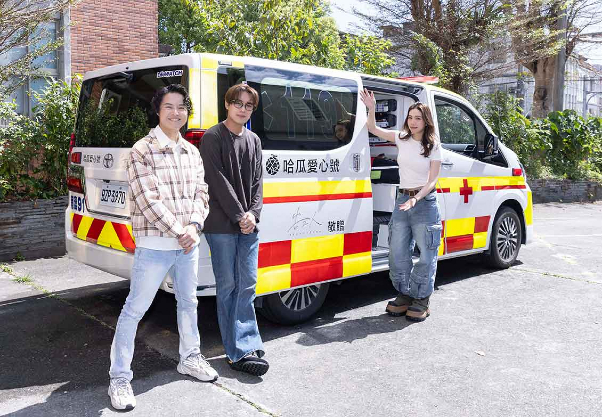 告五人拋磚引玉傳遞愛心、用實際行動為家鄉盡份心力,送「哈瓜愛心號」救護車進南澳。(相信音樂提供)