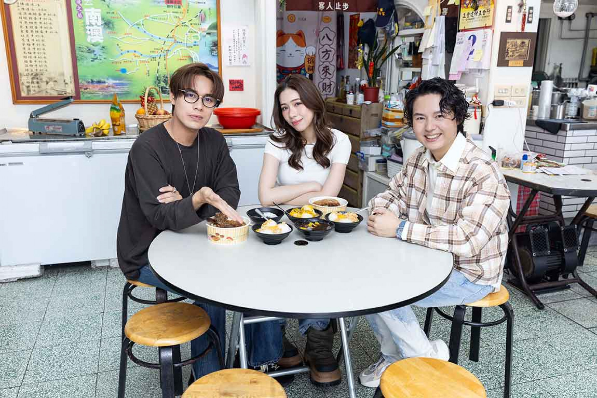 告五人捐贈救護車的消息深受冰店老闆感動，一直念念不忘想請他們吃碗冰表達謝意。（相信音樂提供）