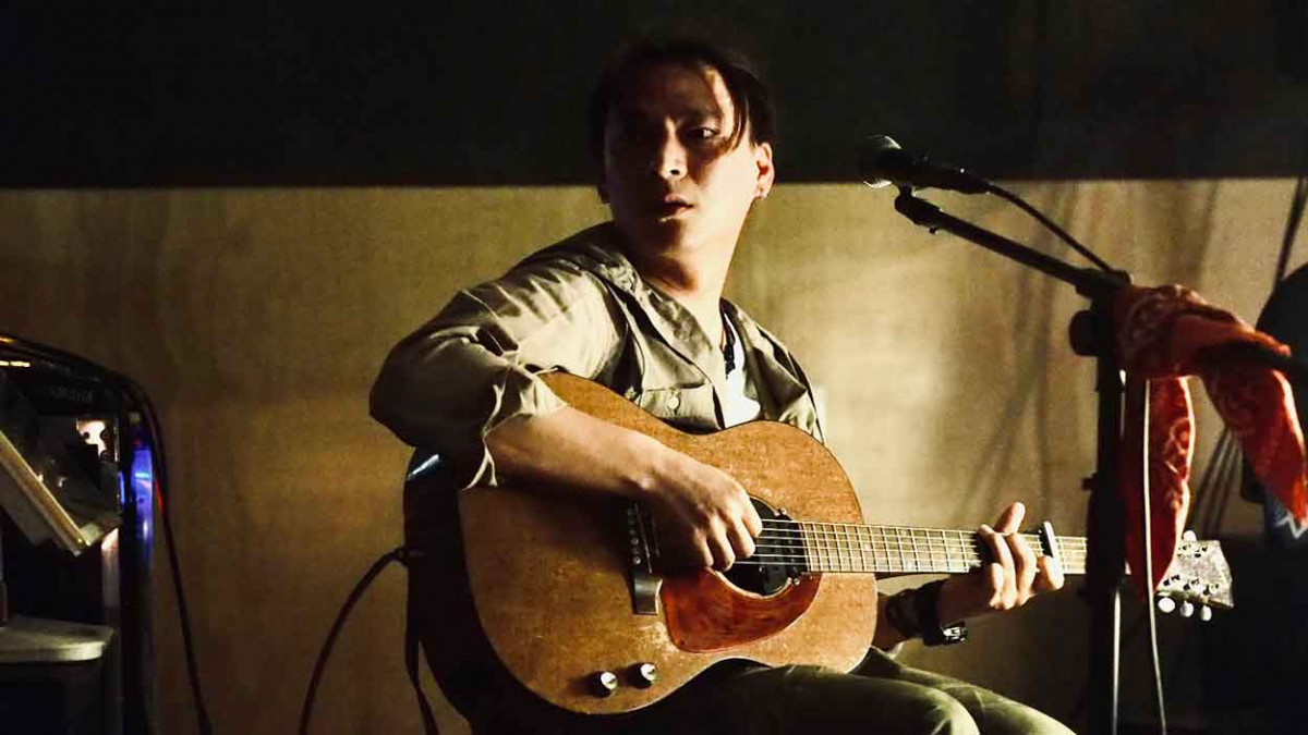 何英瑋EwanHo全創作港式民謠新作〈那一天天氣怎樣?〉包攬曲詞編監錄詮釋重逢遺憾