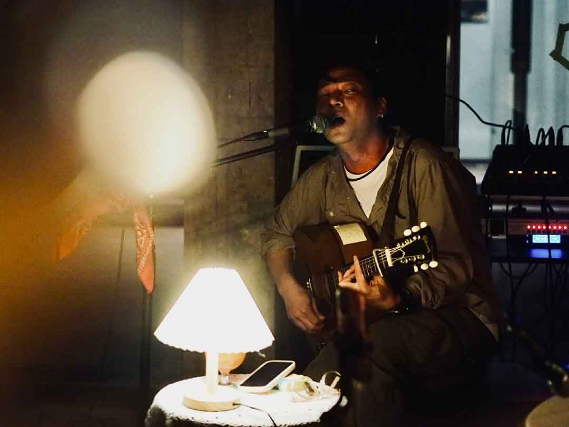 何英瑋EwanHo於推出全新港式民謠粵語單曲〈那一天天氣怎樣〉包攬曲詞編監錄