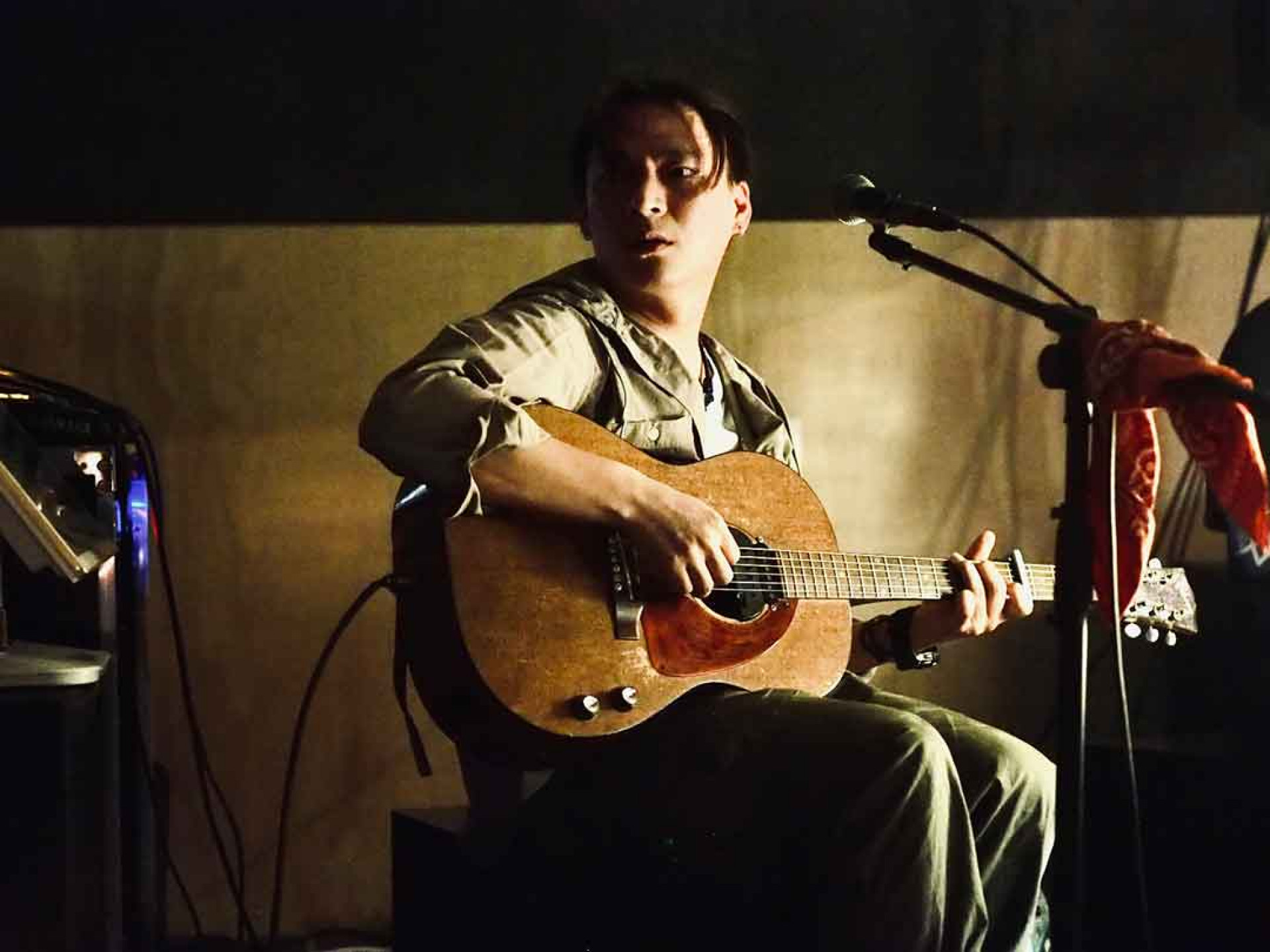 〈那一天天氣怎樣〉將港式民謠的敘事性與粵語的語言韻律完美結合