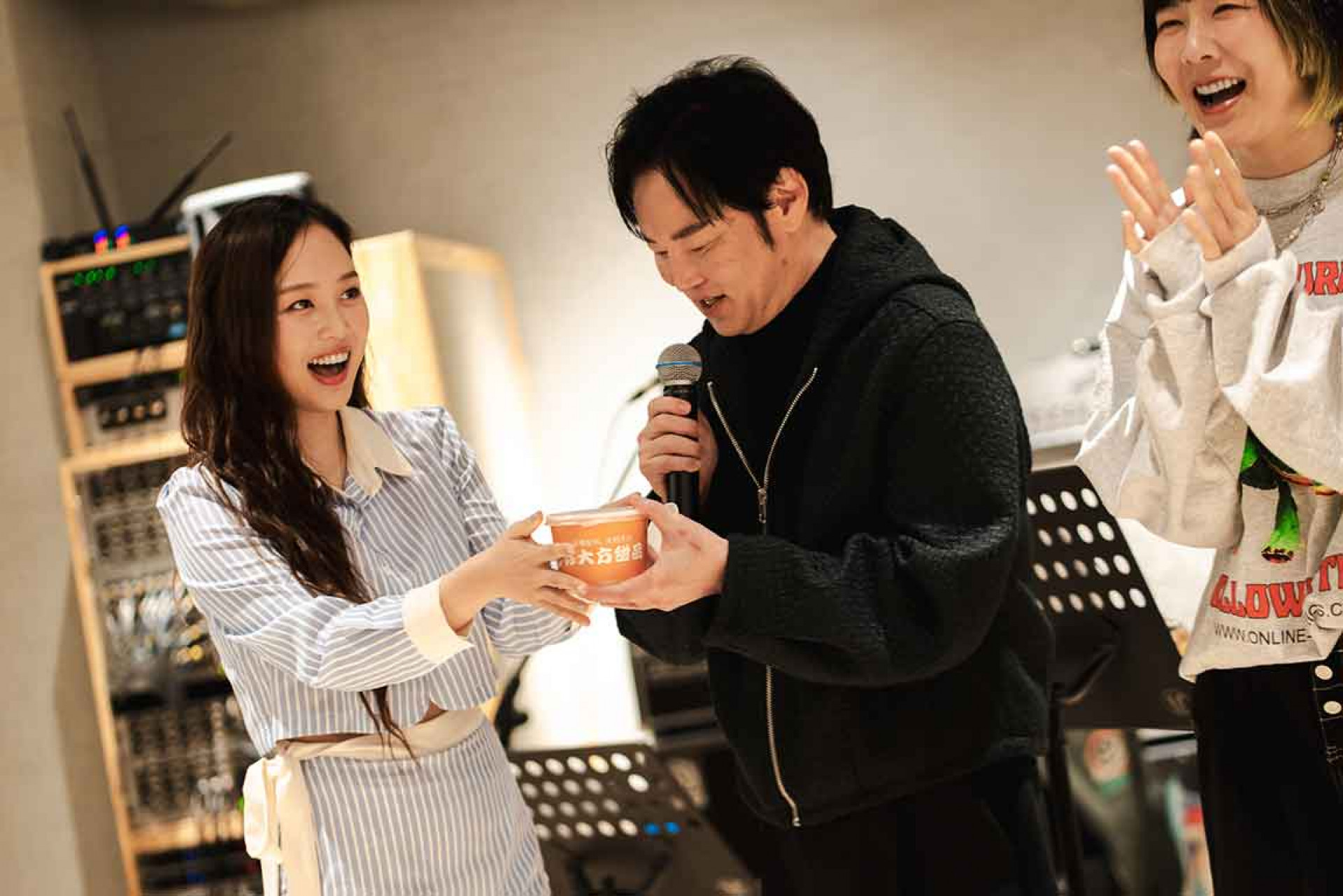 ANGIE安吉送上湯圓給爸爸陽帆打氣