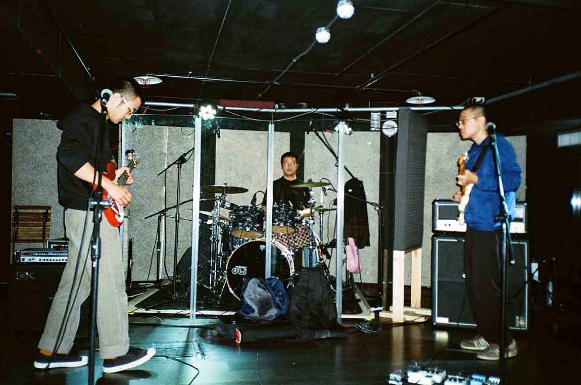 多次於台灣千人場館締造完售紀錄的新生代搖滾樂團當代電影大師，甫獲第16屆金音創作獎最佳現場演出獎的肯定。