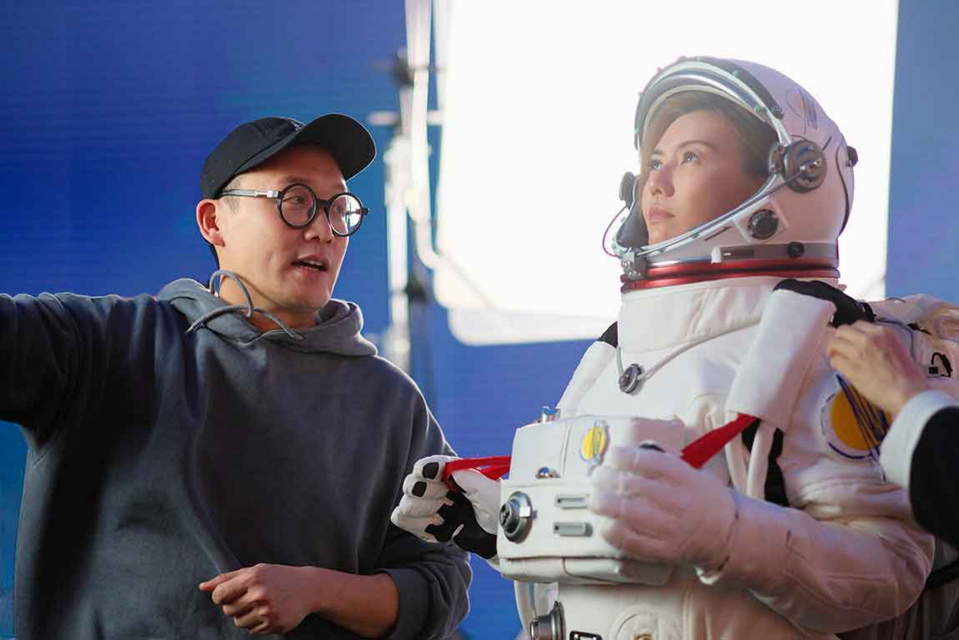 孫燕姿首度化身太空人〈飛瀑而下〉俯衝、穿越、降落 故事展開