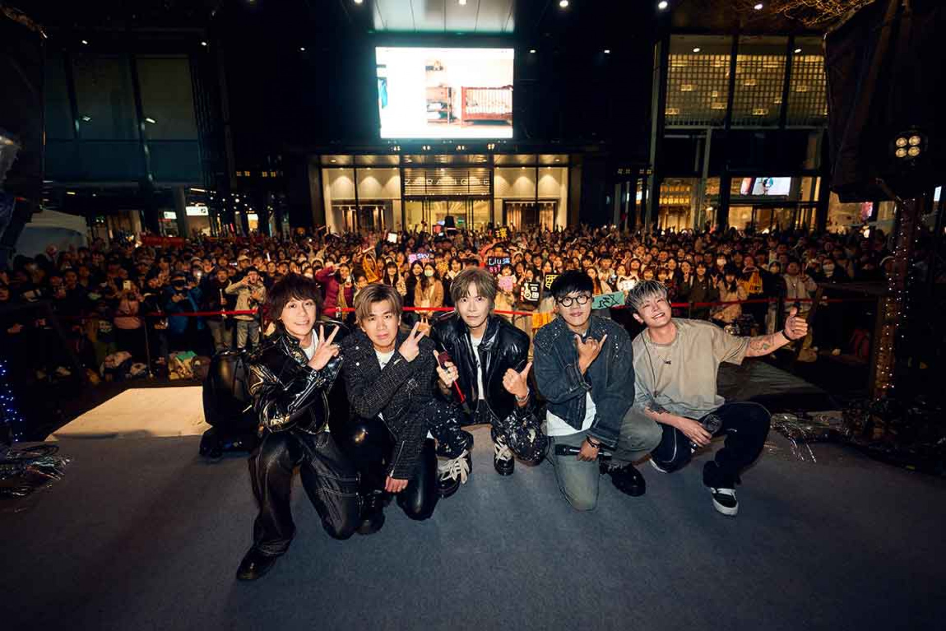 霸天(前排左起)、小橘、阿璞、劉逼、阿電