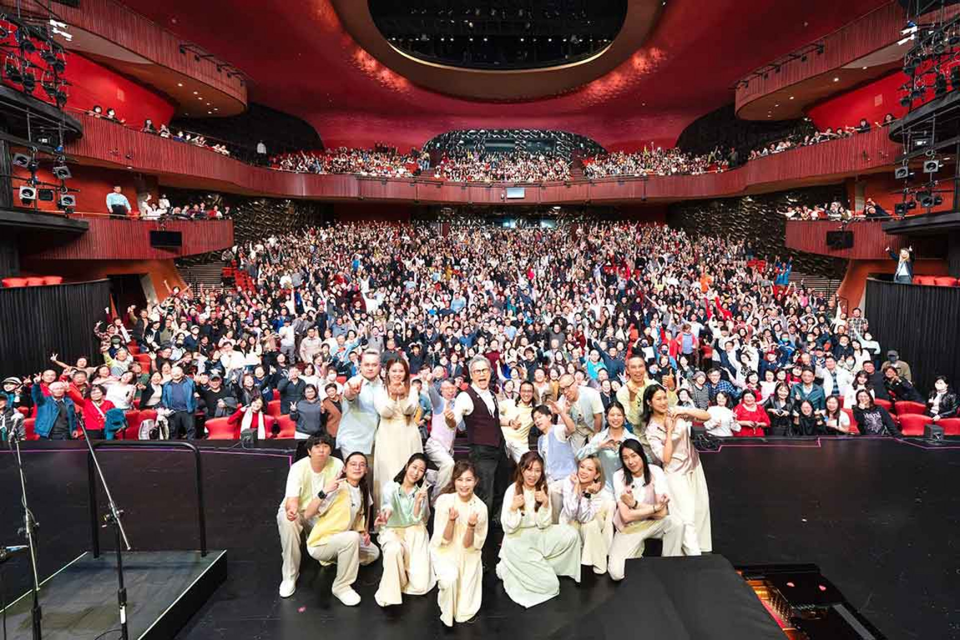 羅大佑《四季戀紅交響宴》音樂會台中場與觀眾大合照