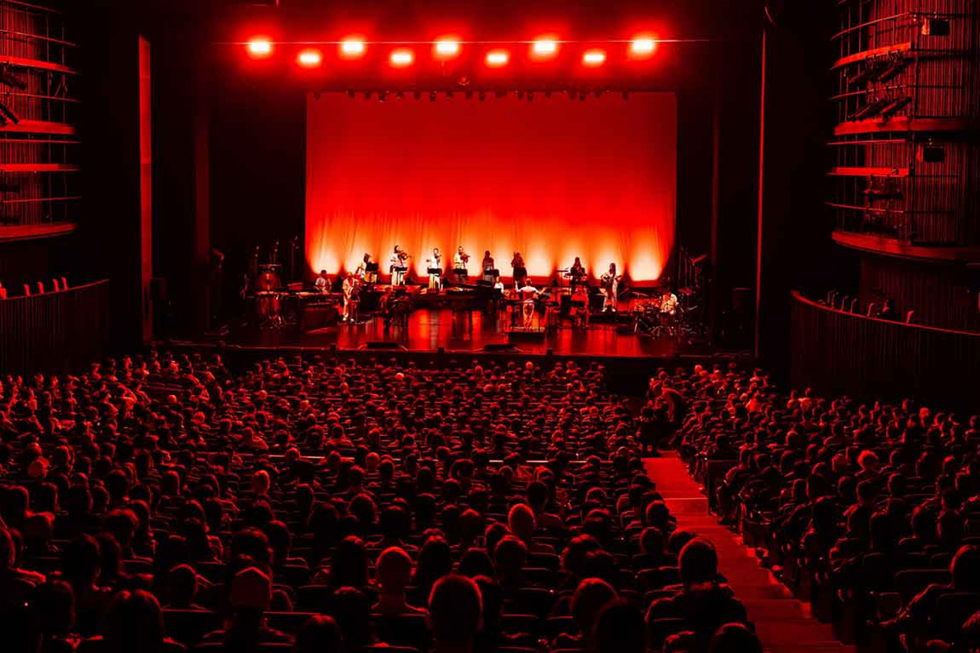 羅大佑《四季戀紅交響宴》音樂會選於歌劇院、音樂廳舉辦,讓原聲器樂在空間中展現最真實的震盪與層次