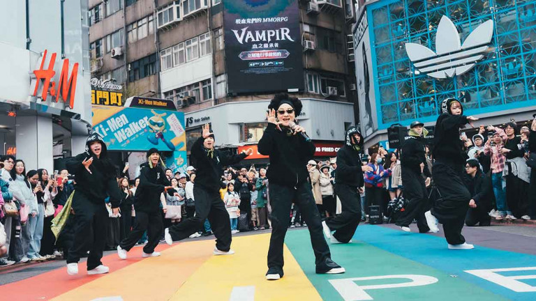 「樂壇傳奇」比莉挑戰新任務〈阿福羅火山〉快閃炸翻東西區 現場高喊：「阿福羅Volcano」