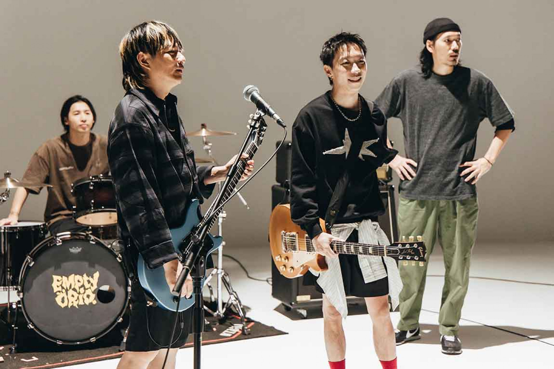 鼓手柯光(左一)曾熬夜打工湊錄音費、主唱 ORio(左二)霸氣直視撞牆期(圖_ 火氣音樂 提供)