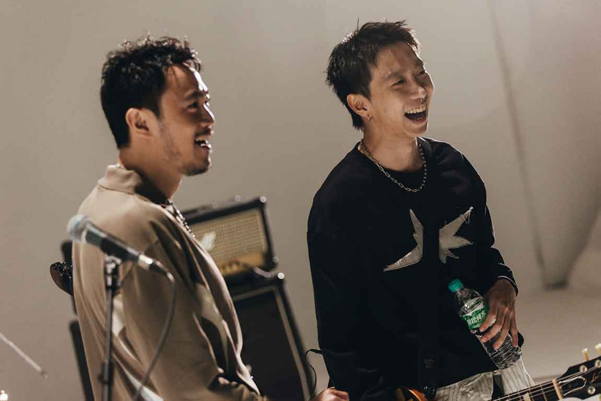 左:雷誰、右:牧(圖_ 火氣音樂 提供)