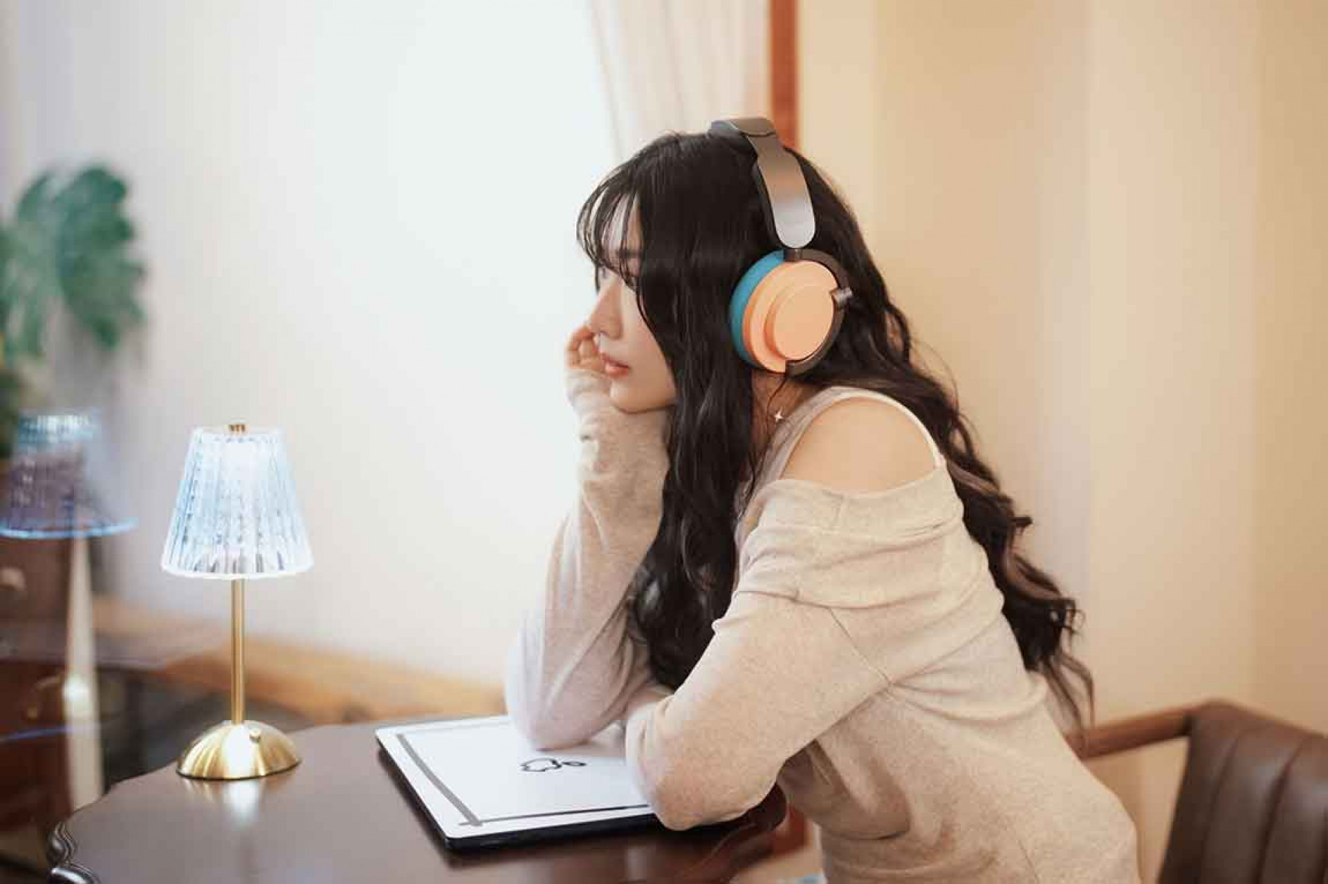 「唱作女聲」黃玠瑋聊起音樂、動漫判若兩人 期盼發展虛擬”分身”