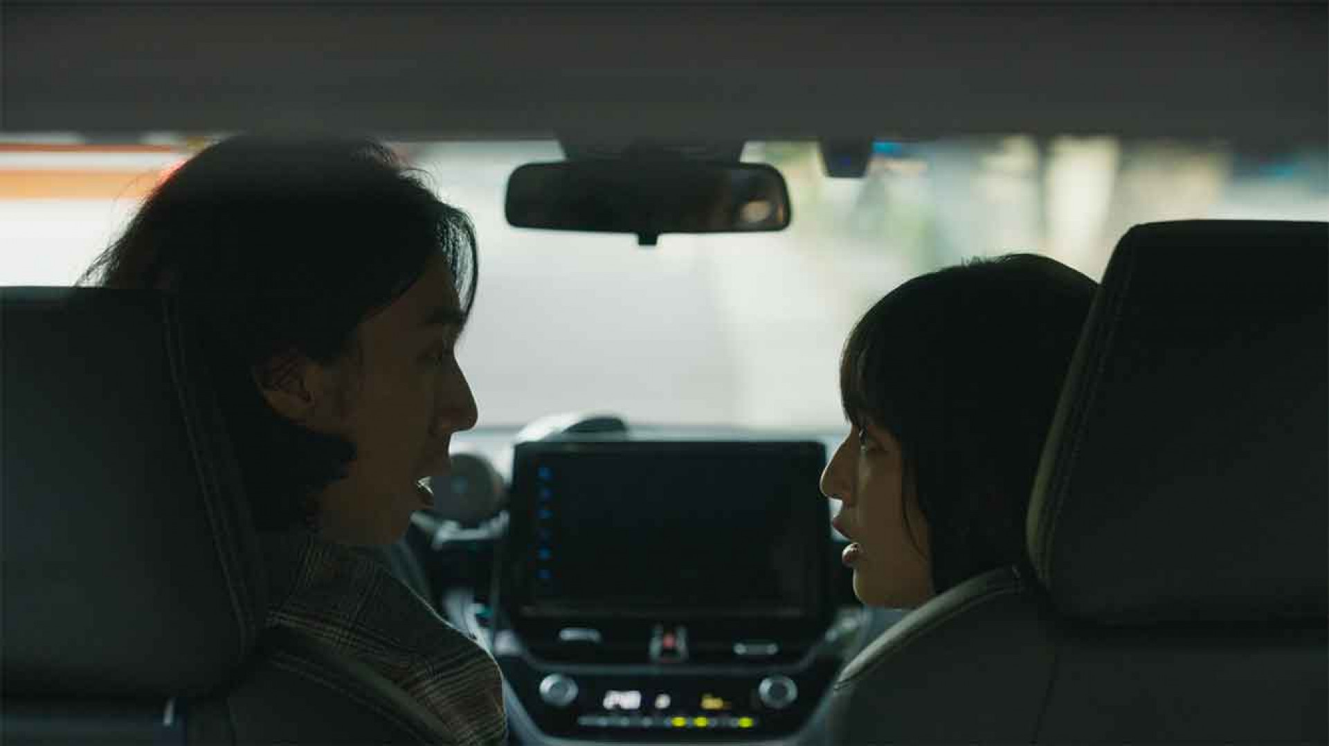 曾皓澤（左）、王渝萱參演椅子樂團MV