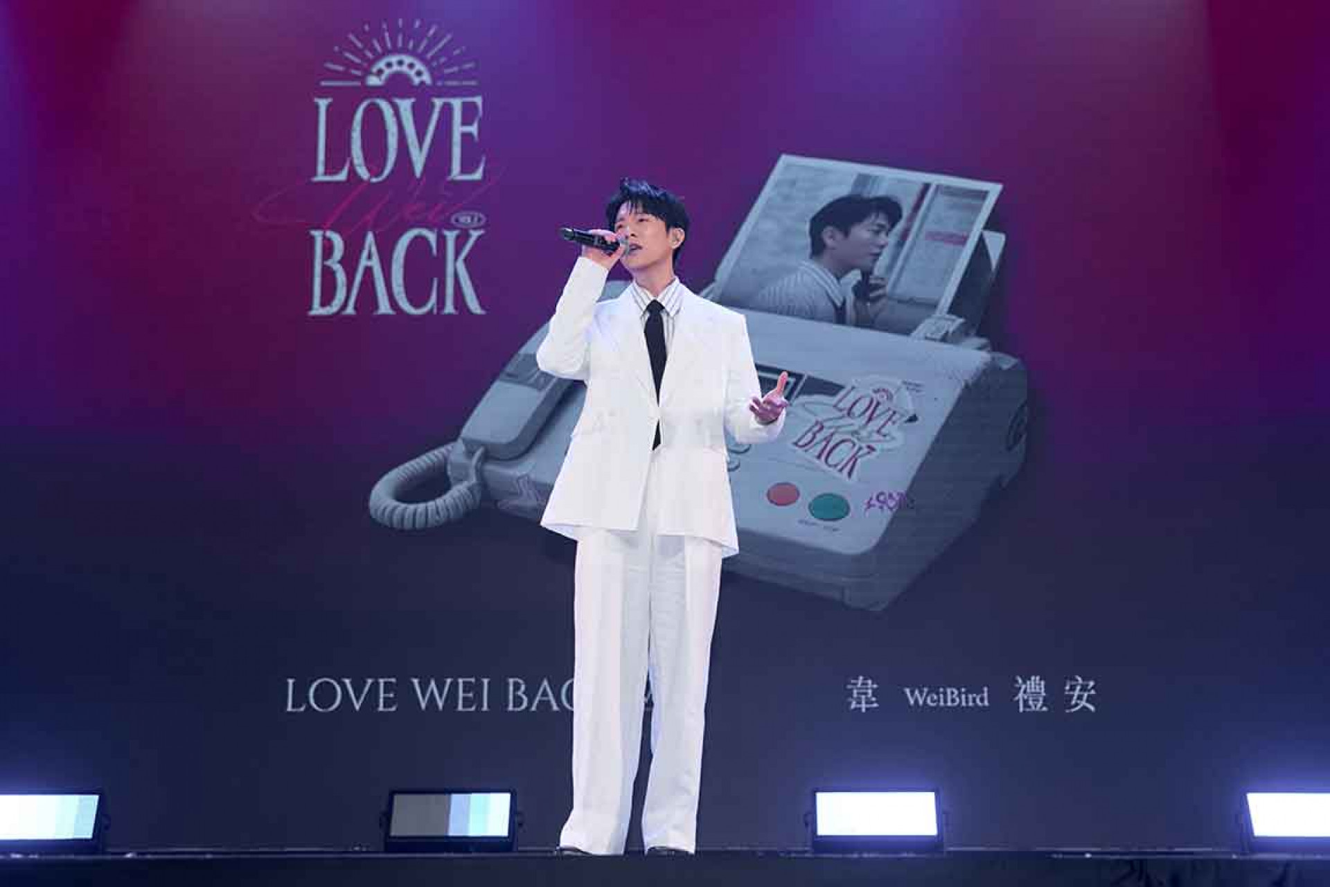 韋禮安以全白「白馬王子」造型帥氣登場 新歌+經典飆不停