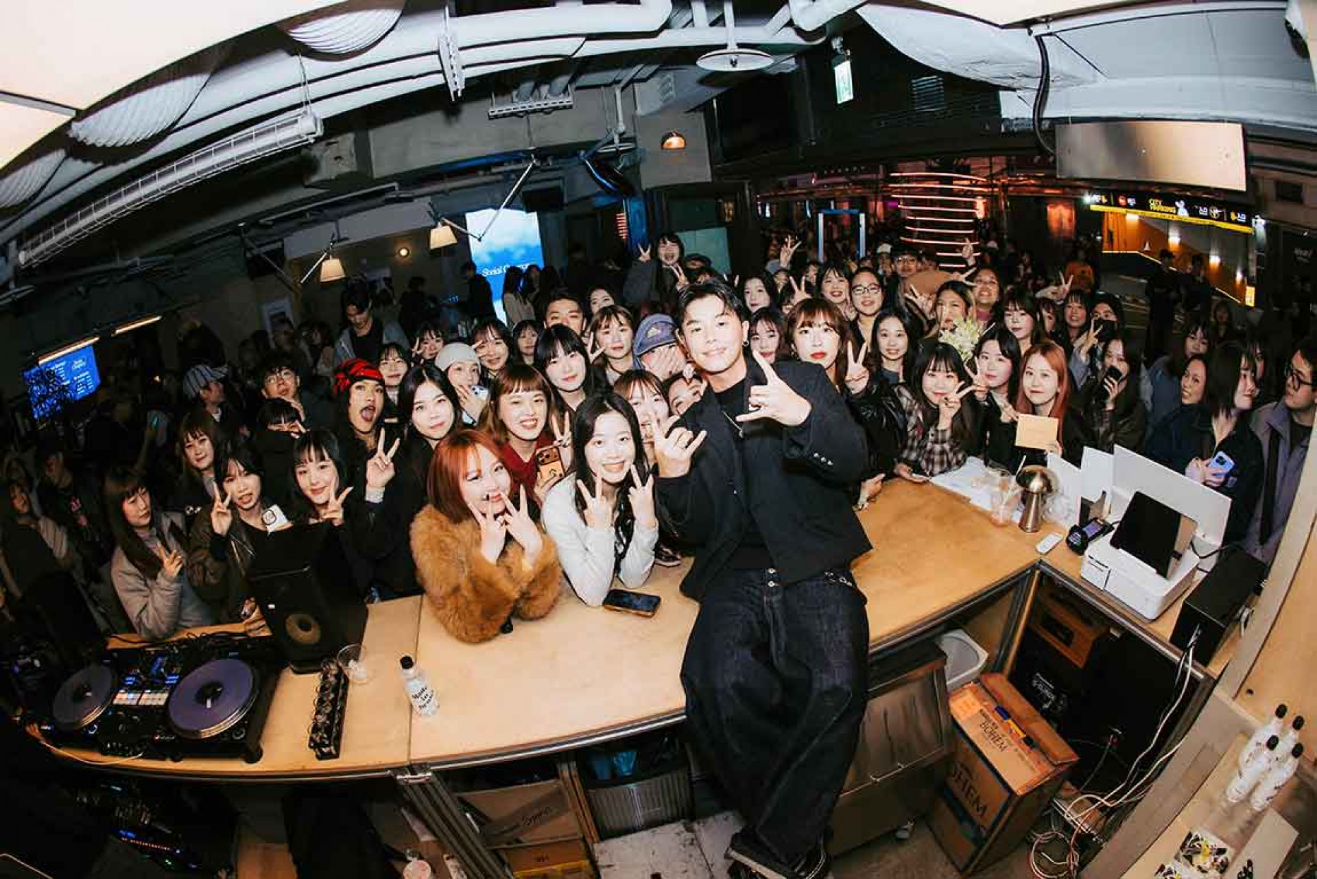 HowZ與現場觀眾合影