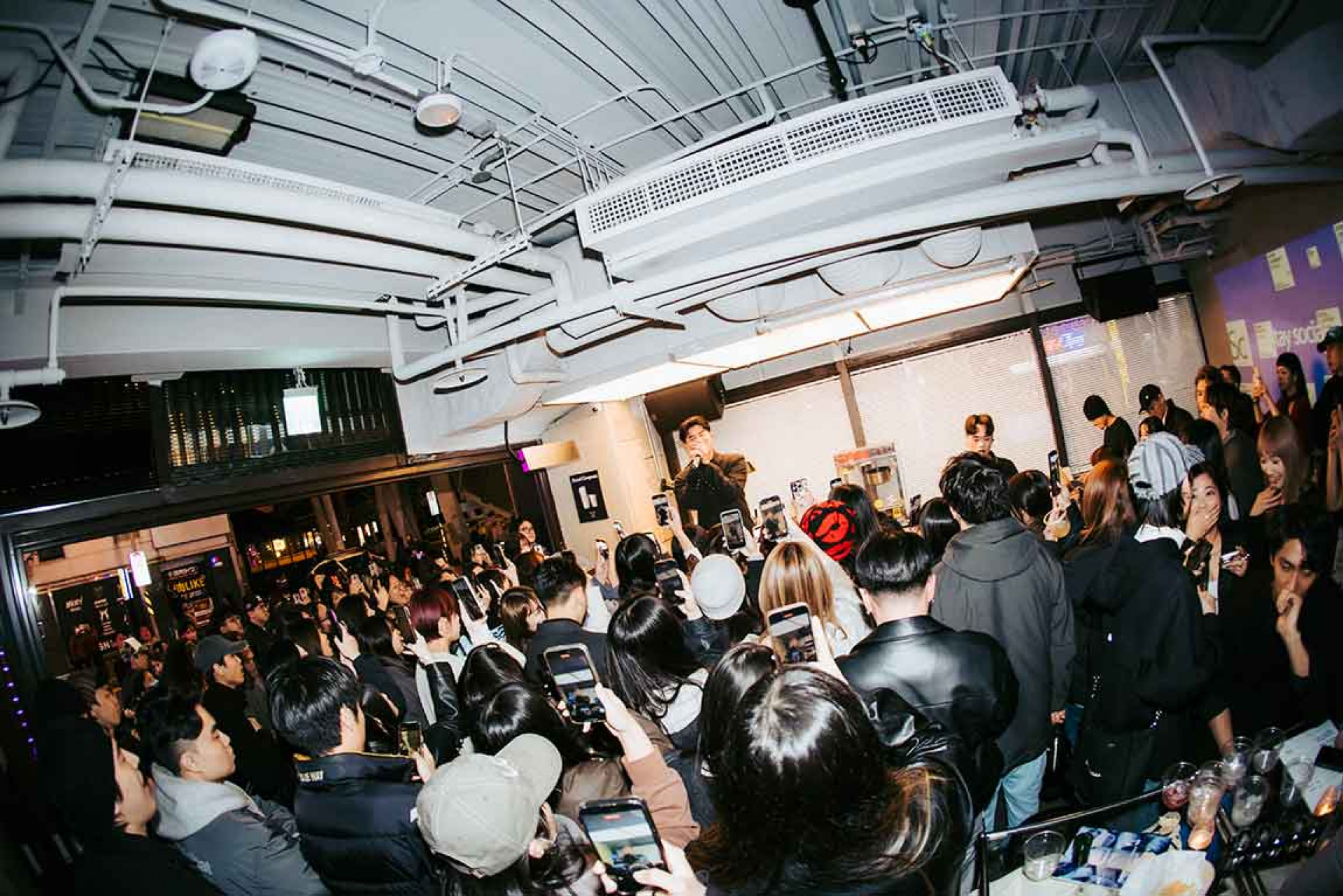 HowZ攜《The Bloomin Prince _ 花花公子》專輯空降信義一級鬧區 音樂宇宙伴週末人潮嗨翻台北街頭