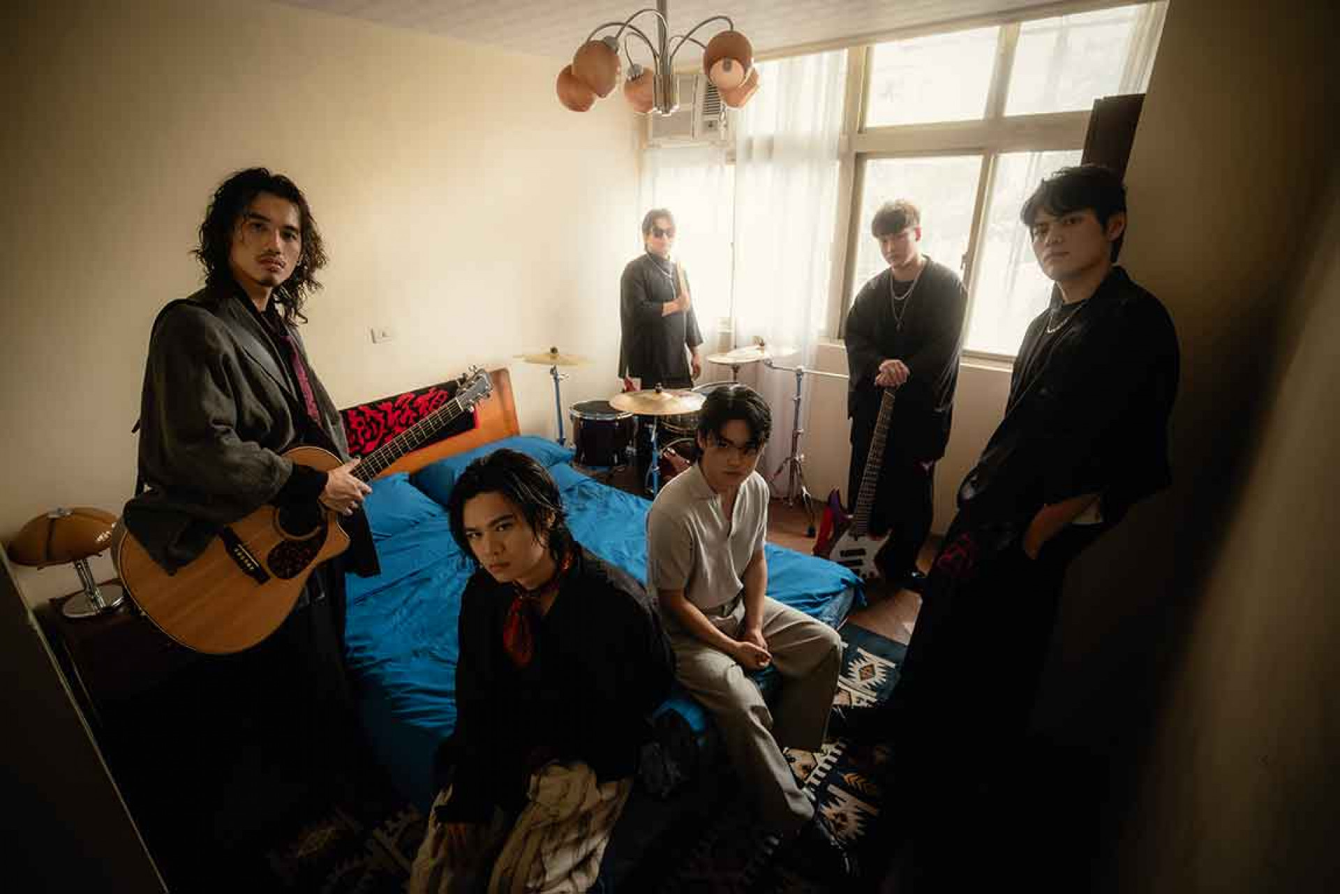 歌名中的 Carpe Diem 為拉丁文格言,意指「抓住今天、活在當下」