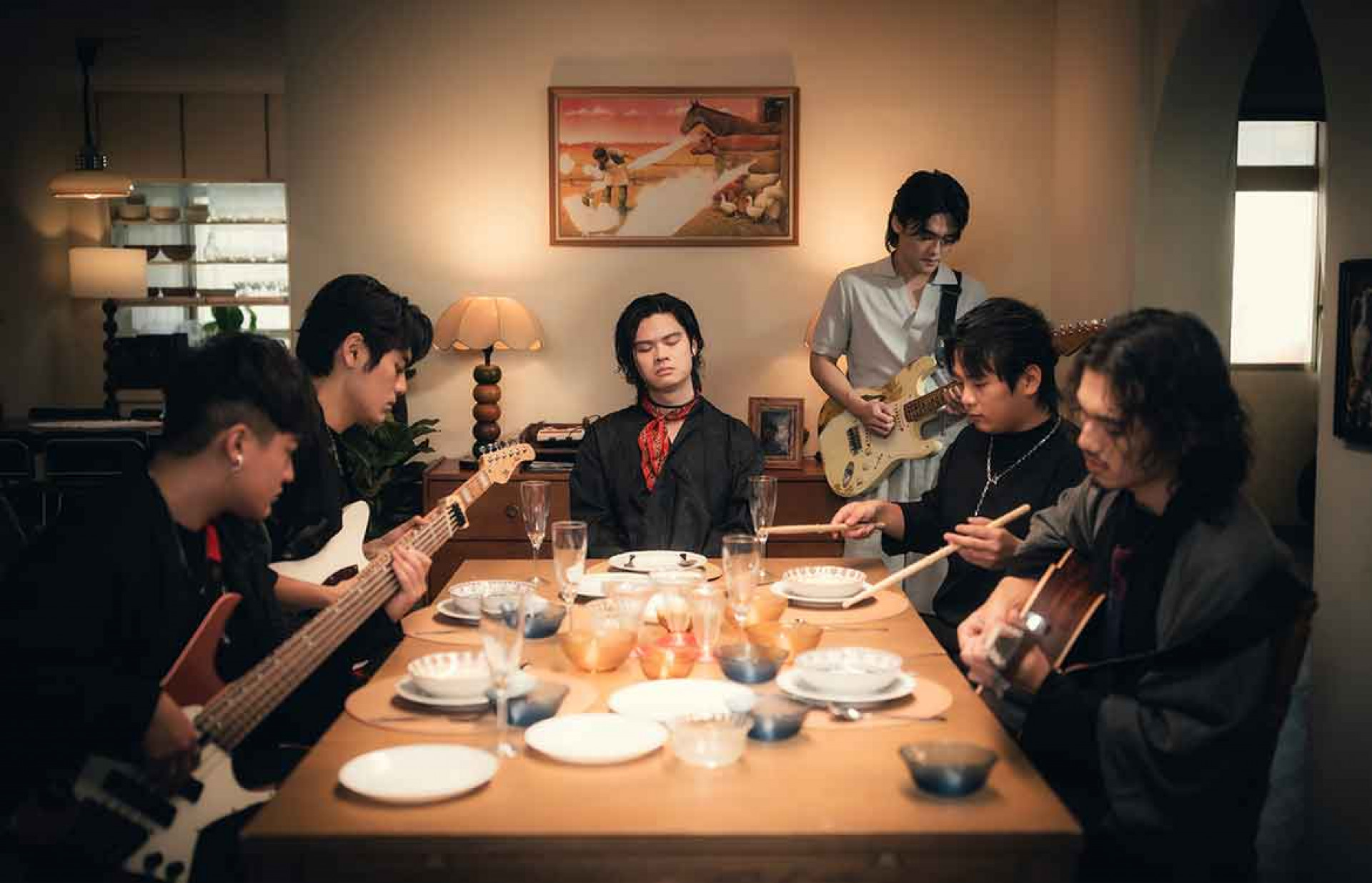 紙鳶首度拍攝 MV〈平凡的一天〉黑色幽默詮釋「不珍惜平凡」