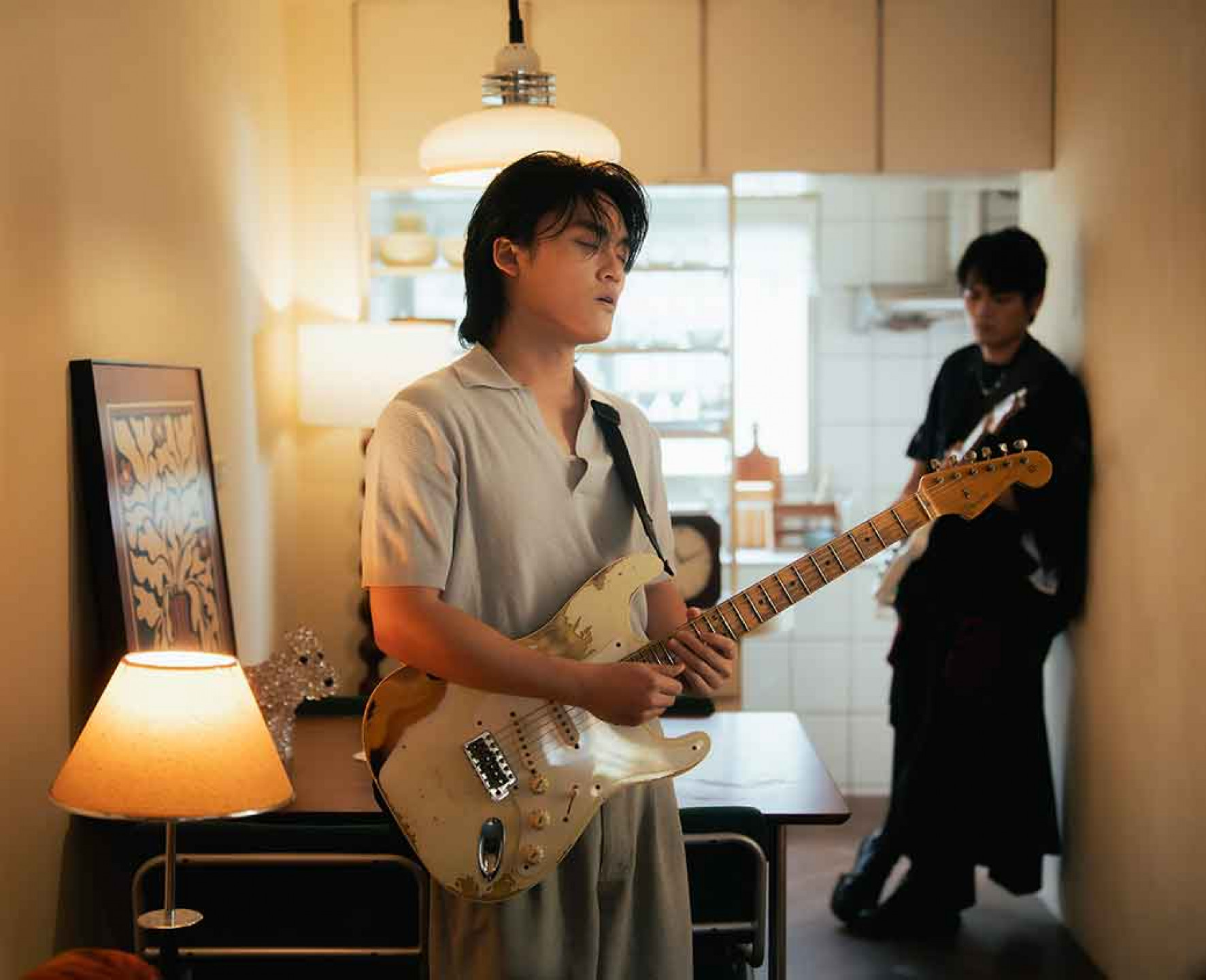 單曲特別邀請《一起聽團吧》冠軍樂團 hue 主唱兼吉他手「知更」客串合作