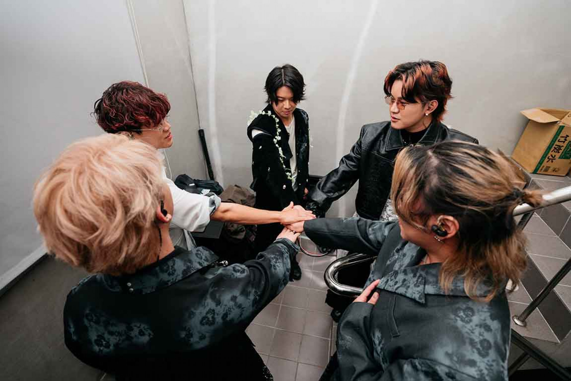 胡凱兒上台前為彼此加油打氣(圖_ Who Cares胡凱兒 提供)