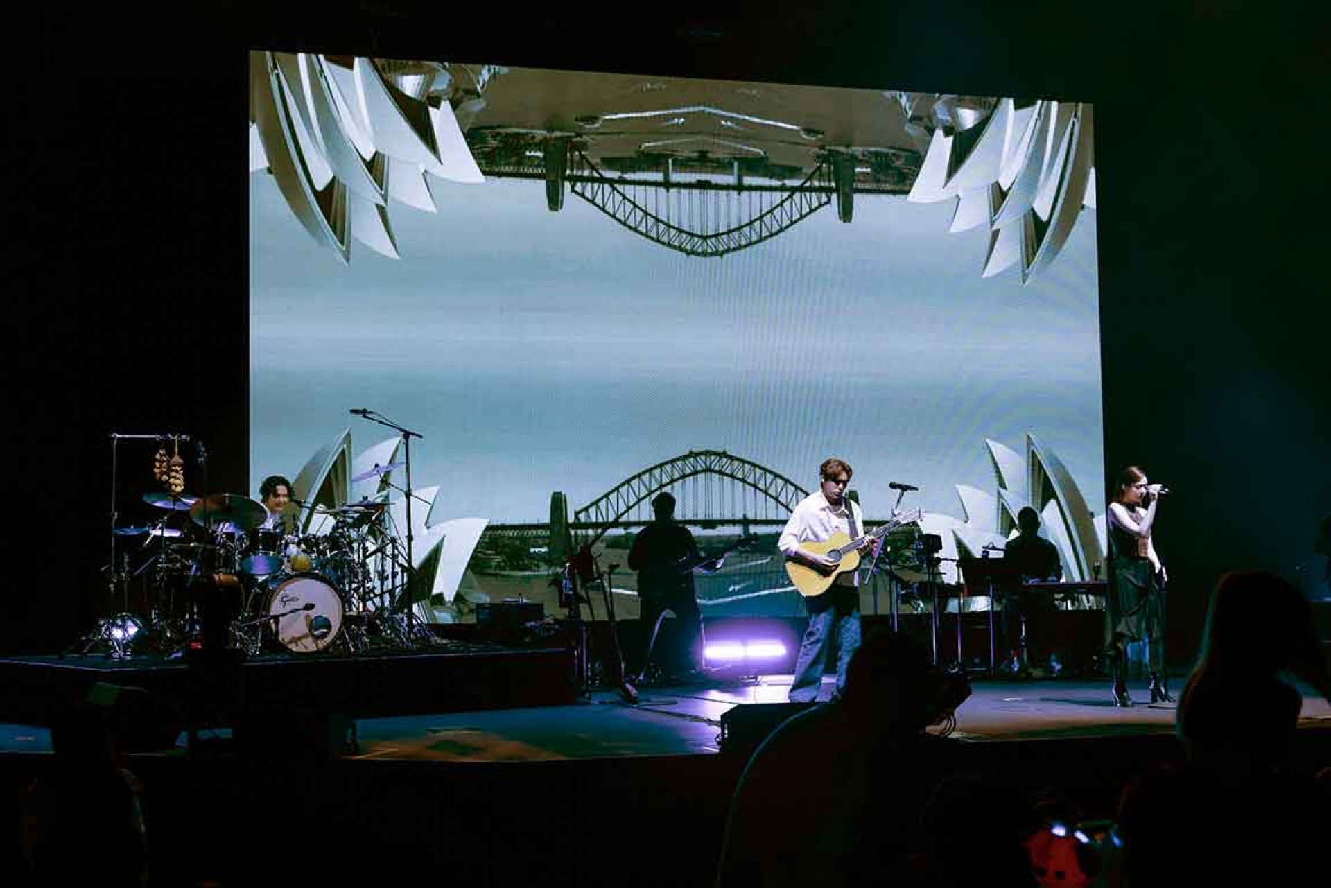 告五人量身打造澳洲演出視訊 雪梨城市意象登場。(相信音樂提供)