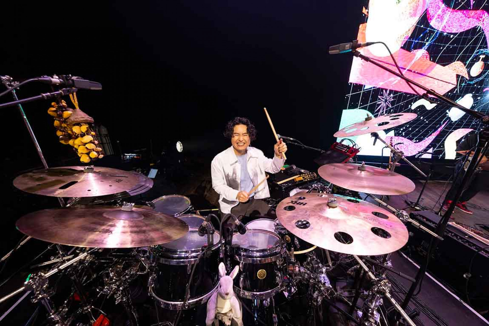 哲謙應景帶袋鼠玩偶登台。（相信音樂提供）