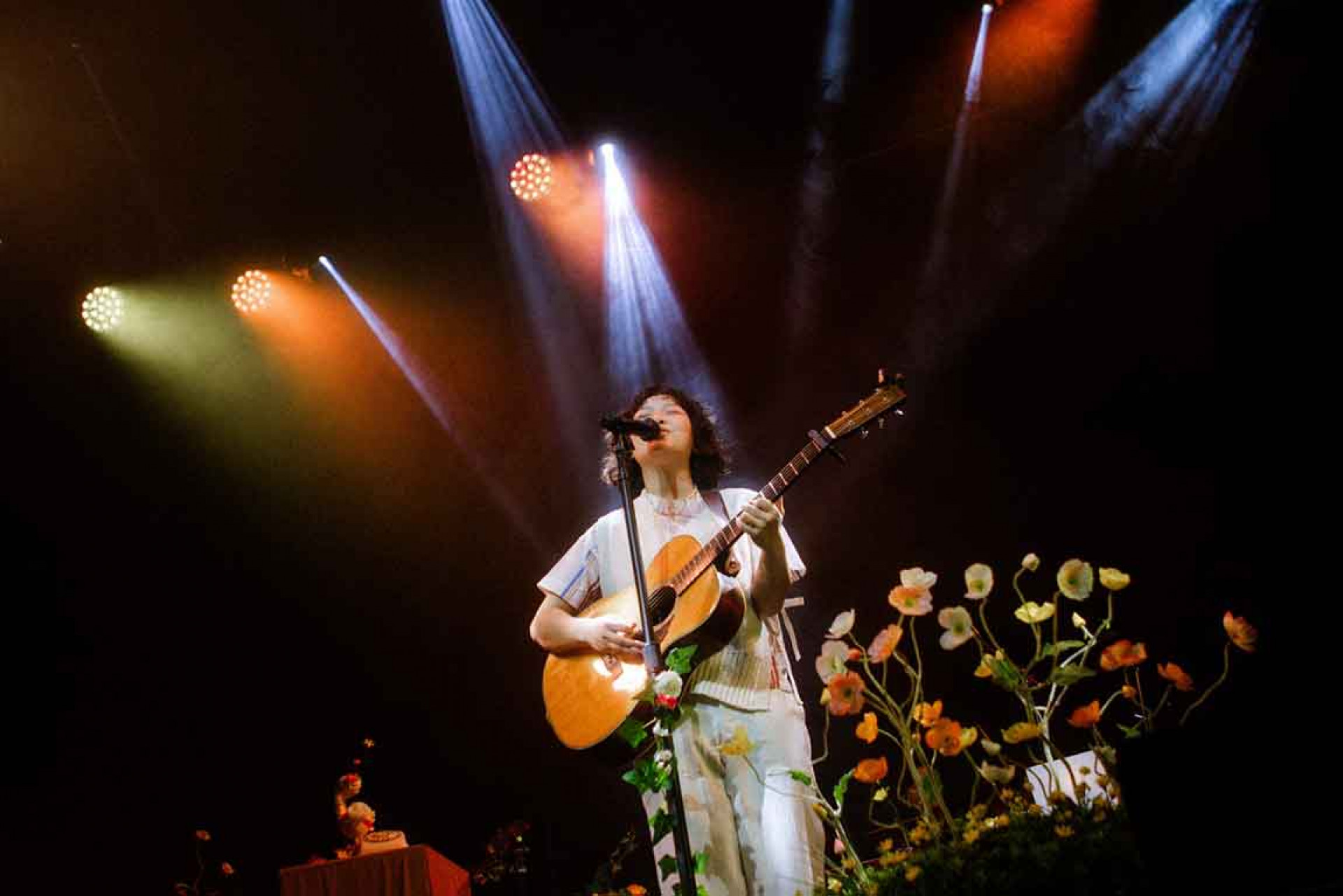 新生代唱作音樂人 JOYCE 就以斯 15 日晚間舉辦個人首張專輯專場《才華換桃花》