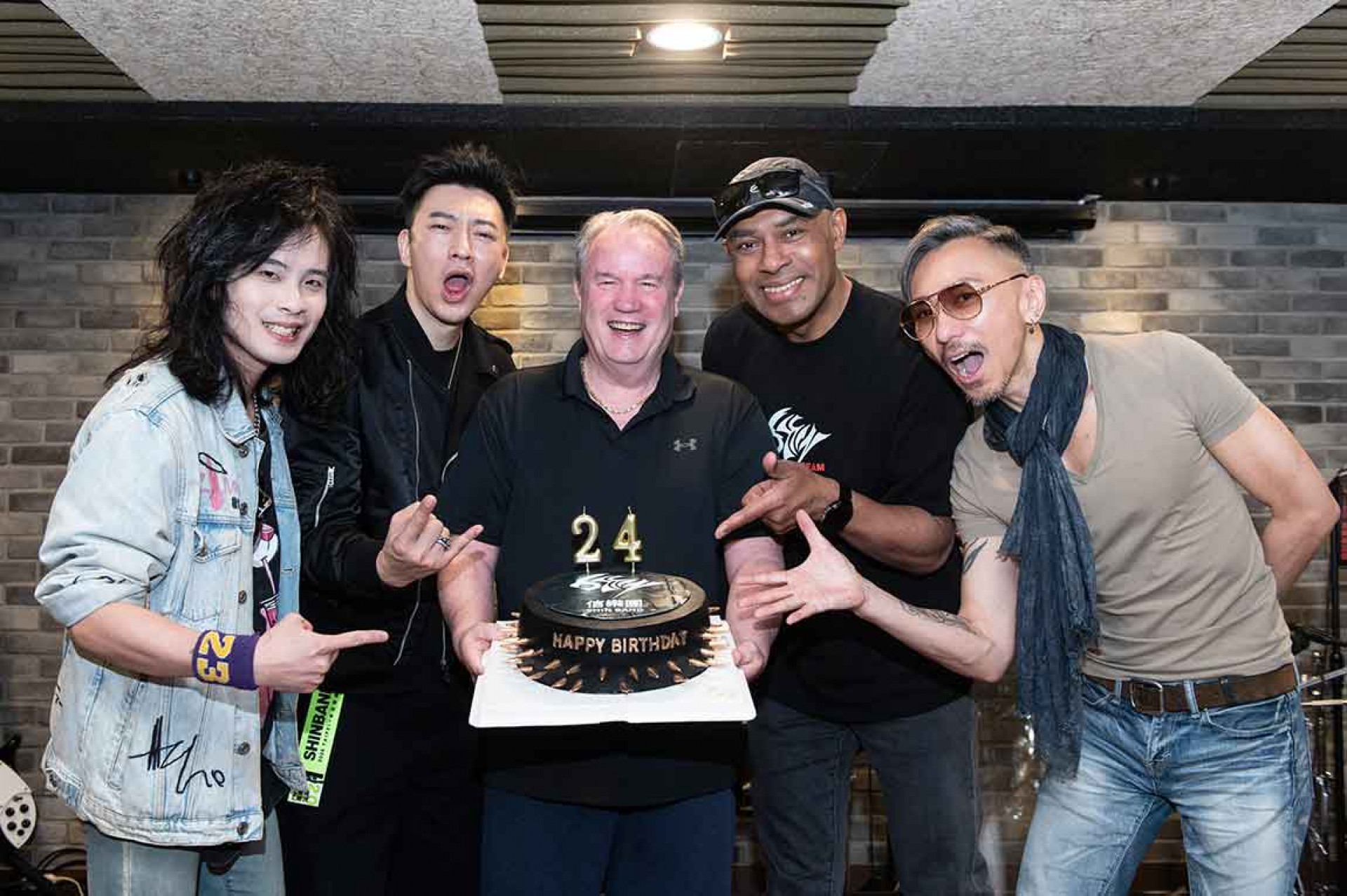 恩師司徒松 驚喜現身獻搖滾蛋糕祝福