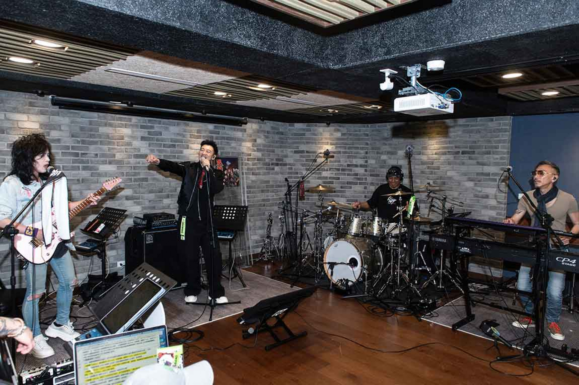 信樂團《反派》現場震撼爆發 