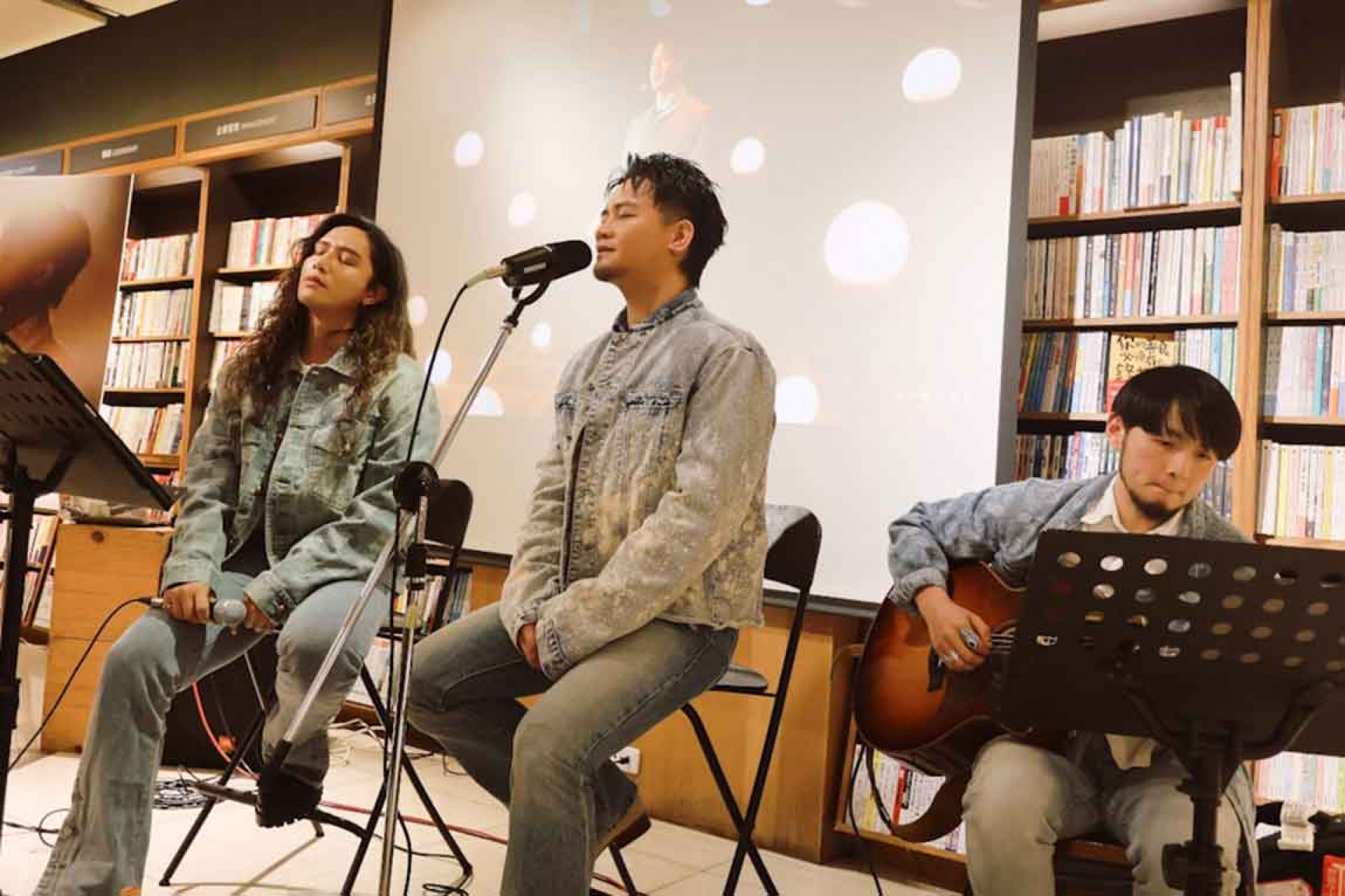 大Q秉洛重現韓劇經典翻唱曲〈唱我們的歌〉驚艷韓國旅客現場示愛(圖_众悅娛樂 提供)