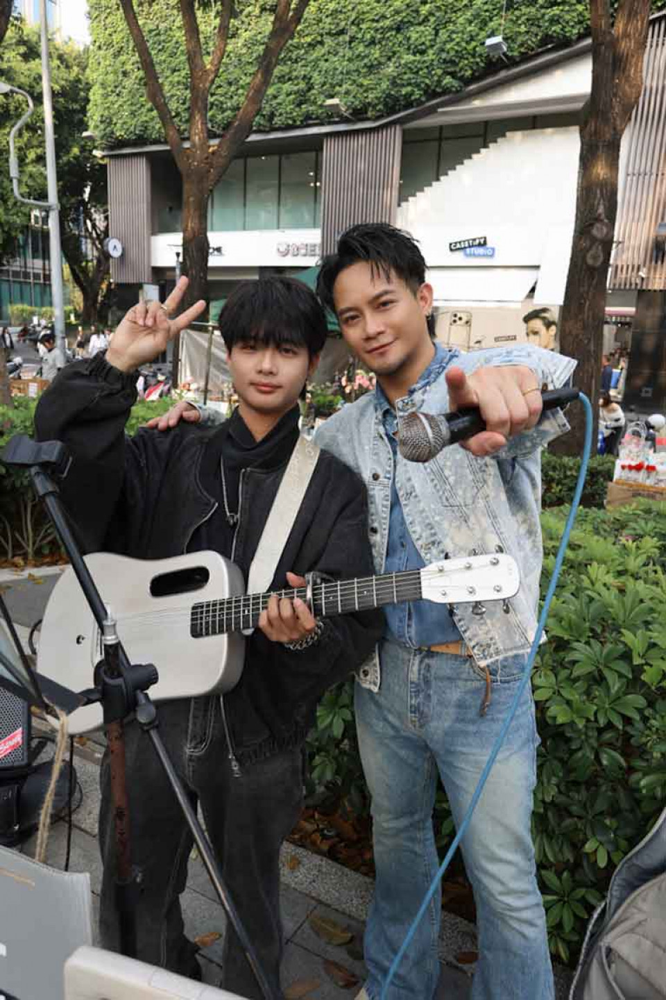 大Q秉洛快閃台中街頭與街頭藝人合作（圖_众悅娛樂 提供）