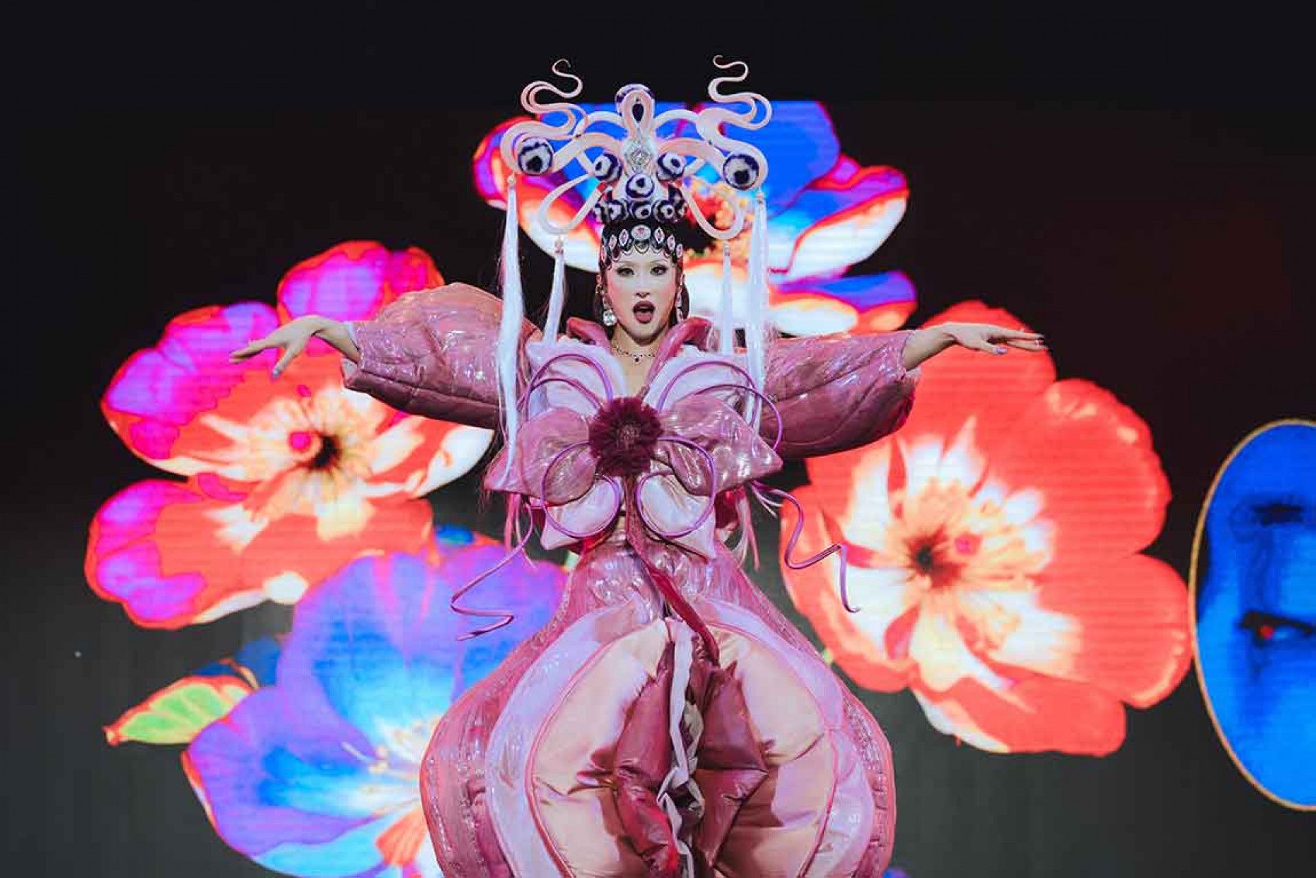 妮妃雅帶來精彩變裝秀