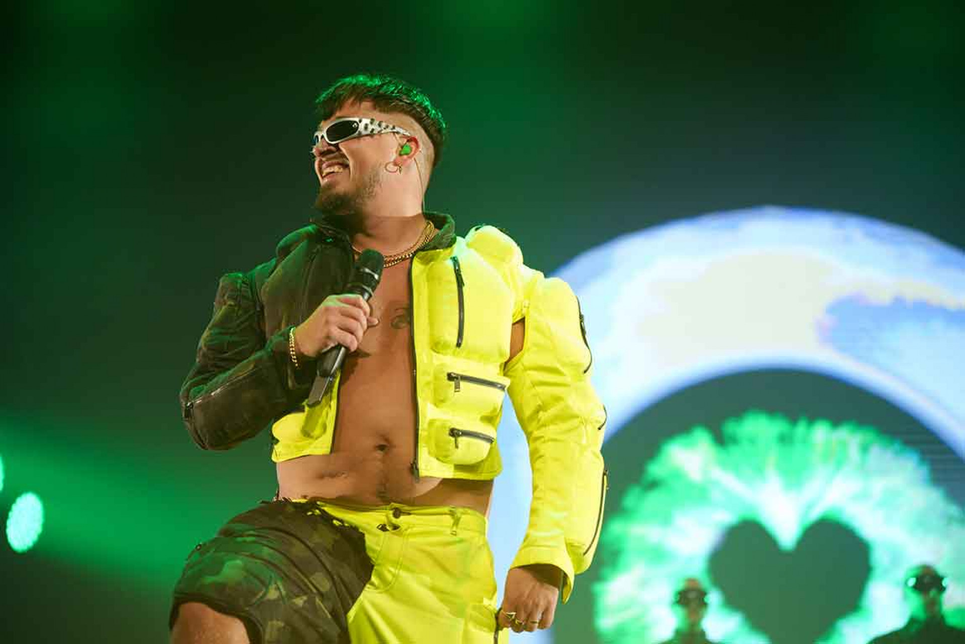 芬蘭音樂人Käärijä螢光色造型登台掀高潮