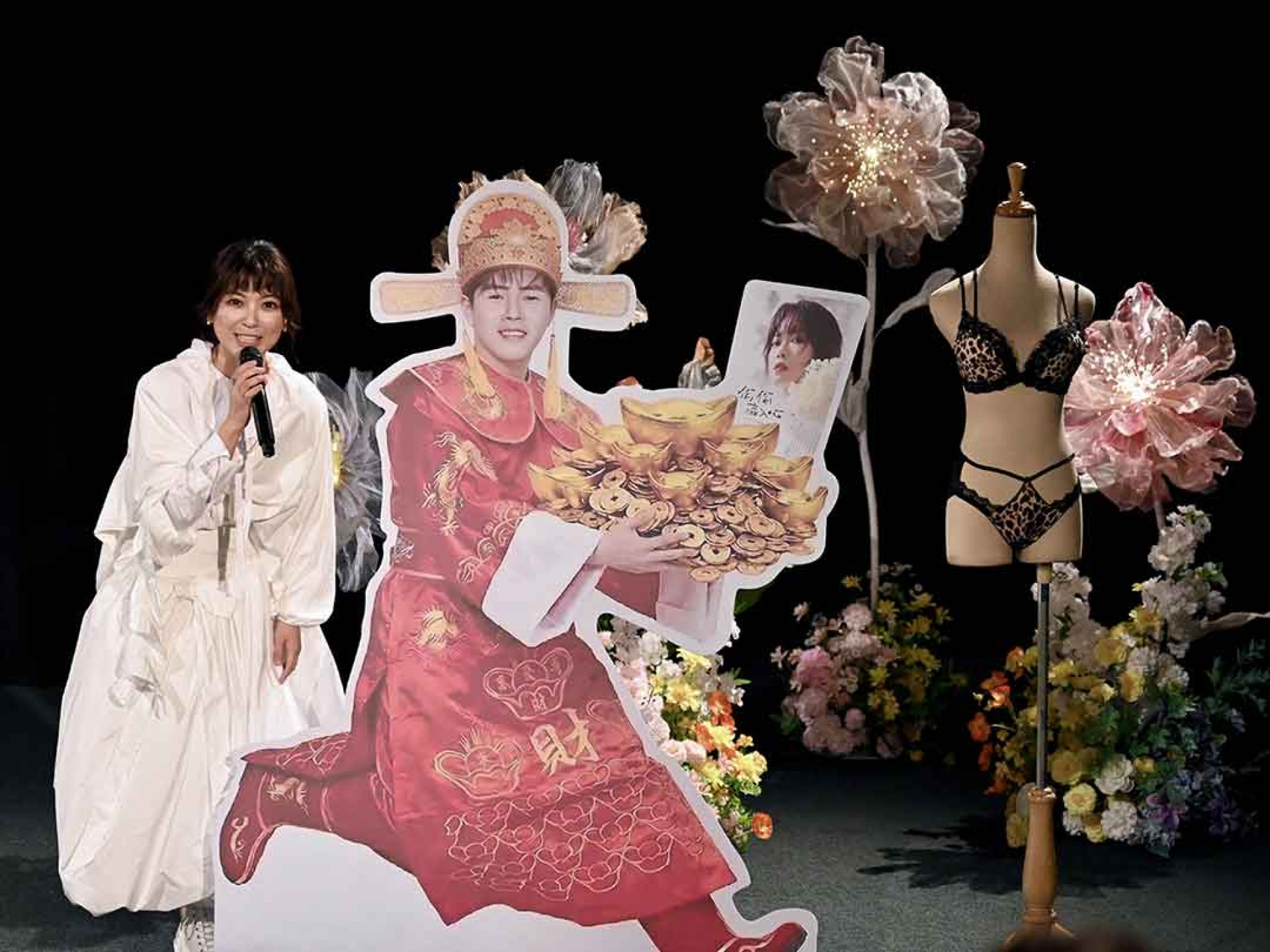 陳孟賢（右）化身財神賢，火豹內衣祝福翁鈺鈞（左）新專輯買氣一路發 ( 三立電視藝能中心 提供 )