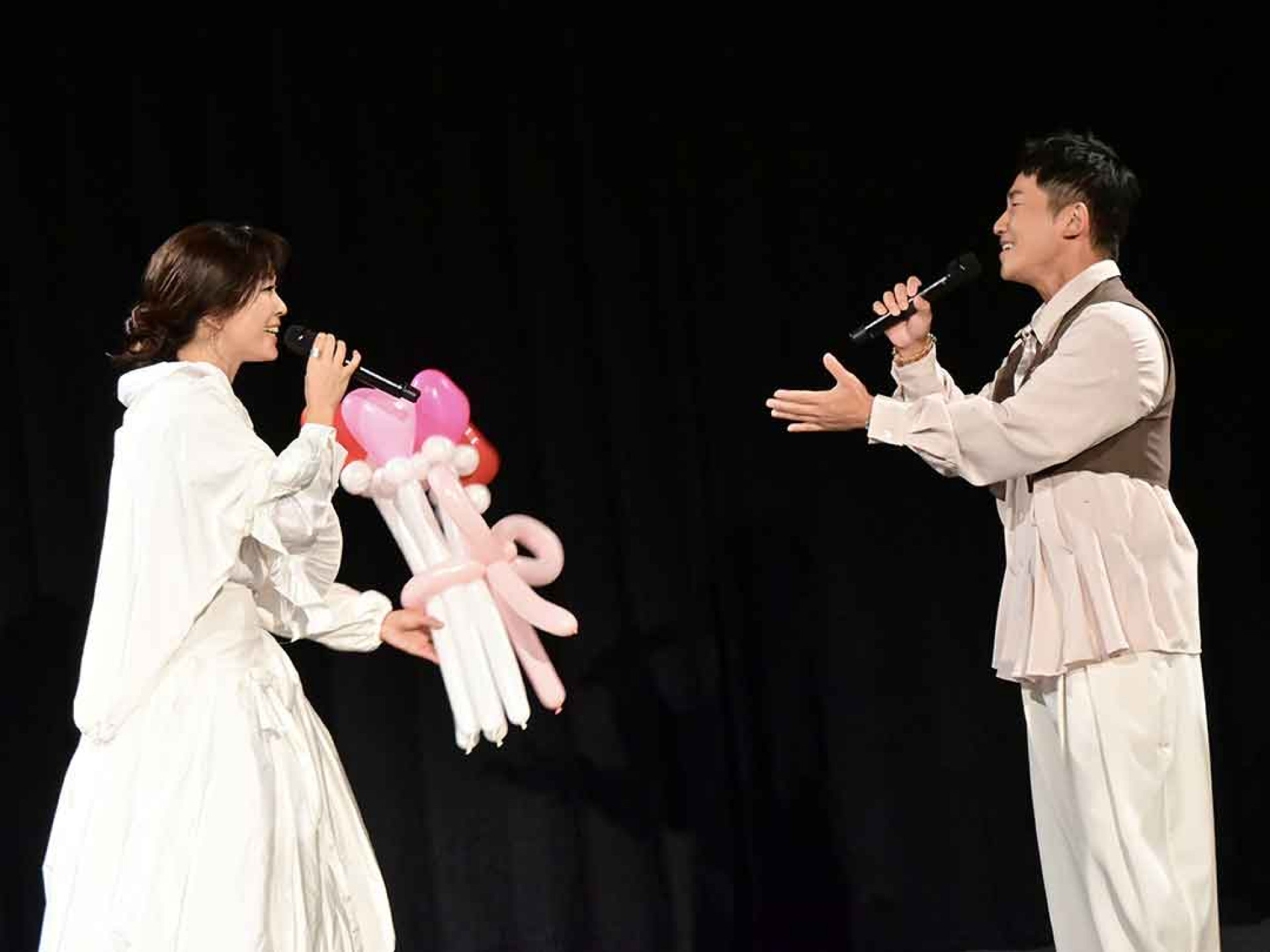 左起翁鈺鈞﹑蔡昌憲首度合唱新歌〈檸檬愛玉〉藏驚喜 ( 三立電視藝能中心 提供 )