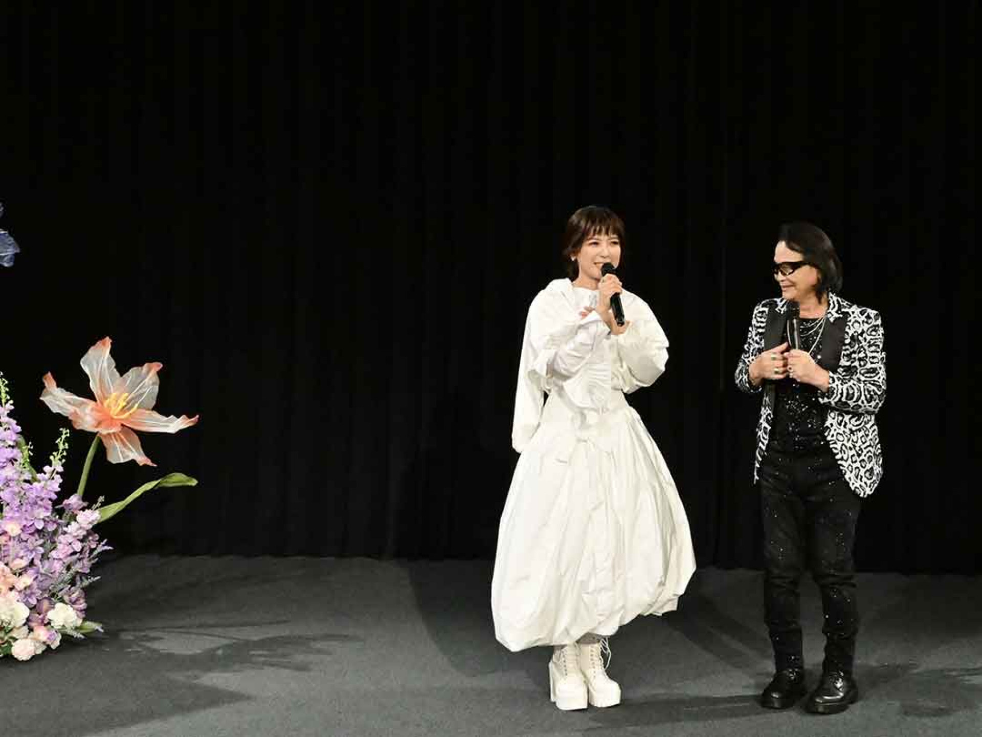 翁鈺鈞（左）睽違兩年發片《偷偷藏入心》！新歌發表會沈文程（右）驚喜現身 (三立電視藝能中心 提供 )