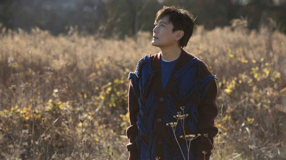 最終站雪梨一唱完就釋出！張信哲〈萬語千言〉MV 給8年《未來式》最溫柔紀念禮物