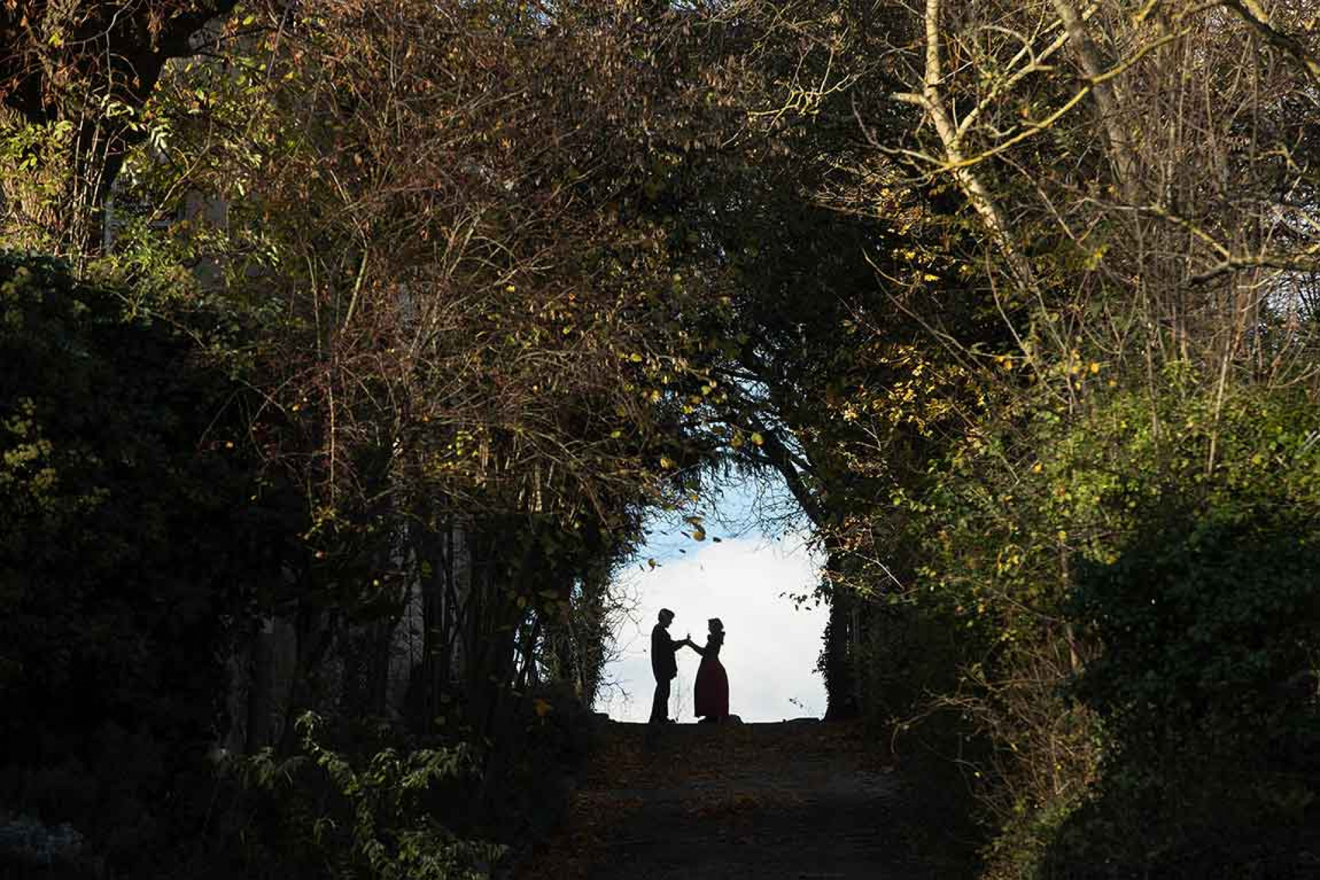 草原 教堂 墓園全入鏡 張信哲〈萬語千言〉MV如畫似漆