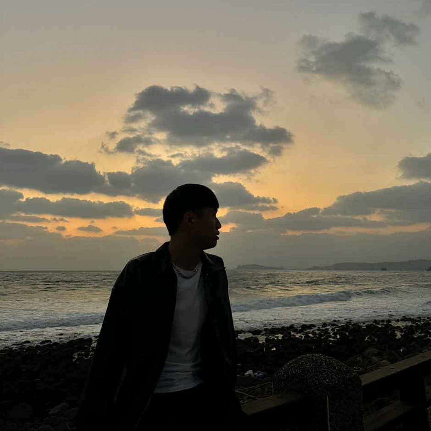 新生代創作者 JC 近日推出全新單曲〈我看你牽著他