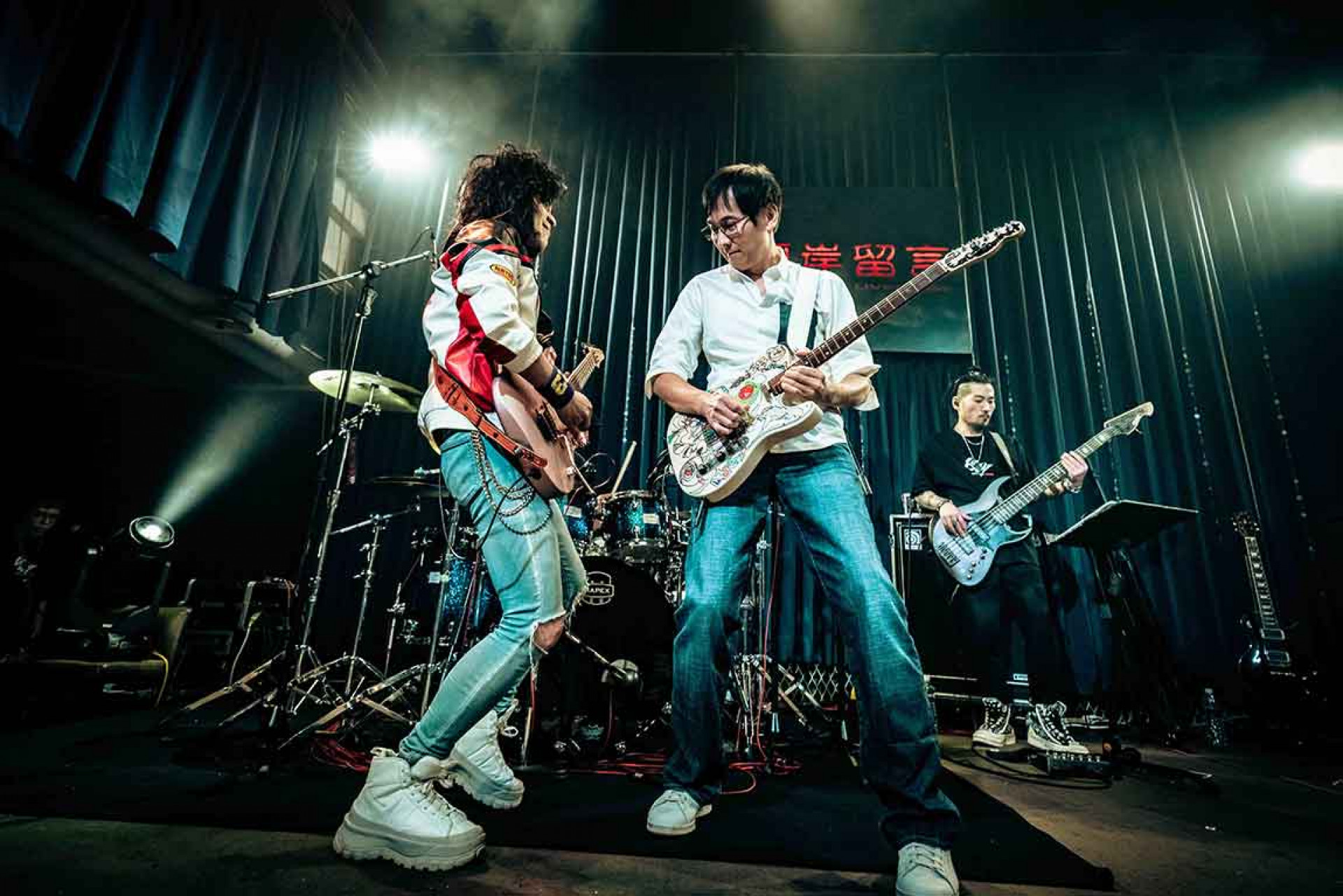 信樂團前吉他手Chris(右)驚喜現身