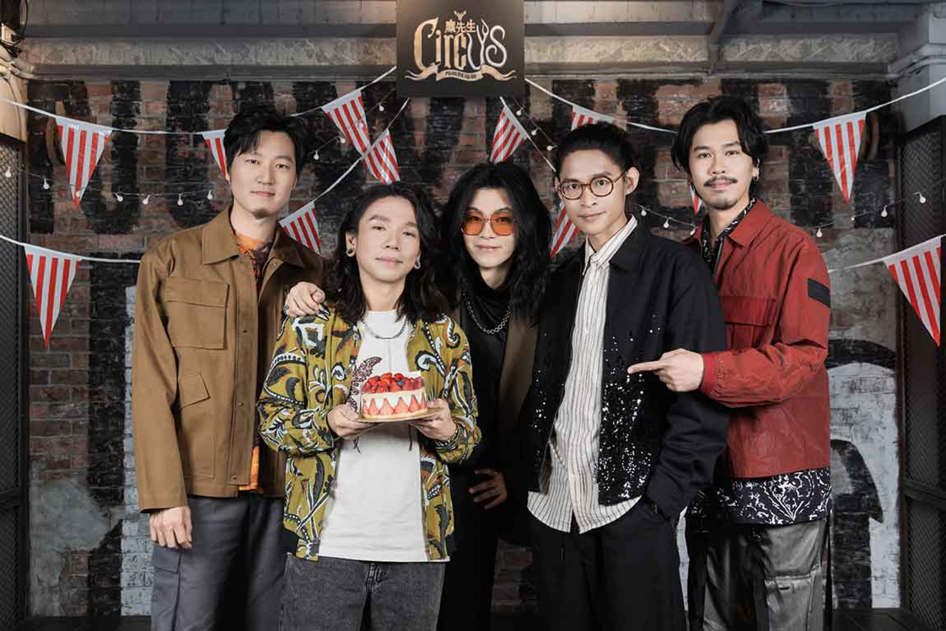 麋先生聯手FOCASA馬戲團跨界玩真的！貝斯手以諾日前慶生許下最實際的生日願望「希望演出一切順利完成」。（相信音樂提供）